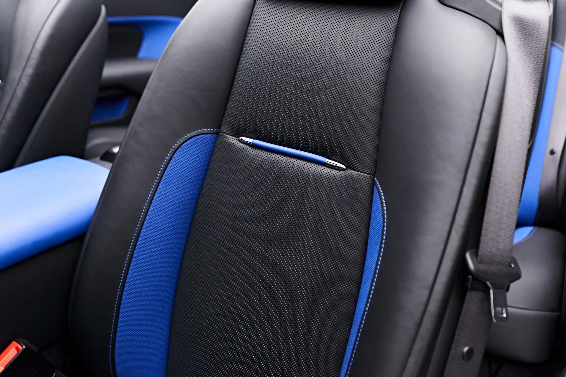 mph045_1240942887_Used_2018_Rolls_Royce_Dawn_Base_1712097649_2d34c7a222