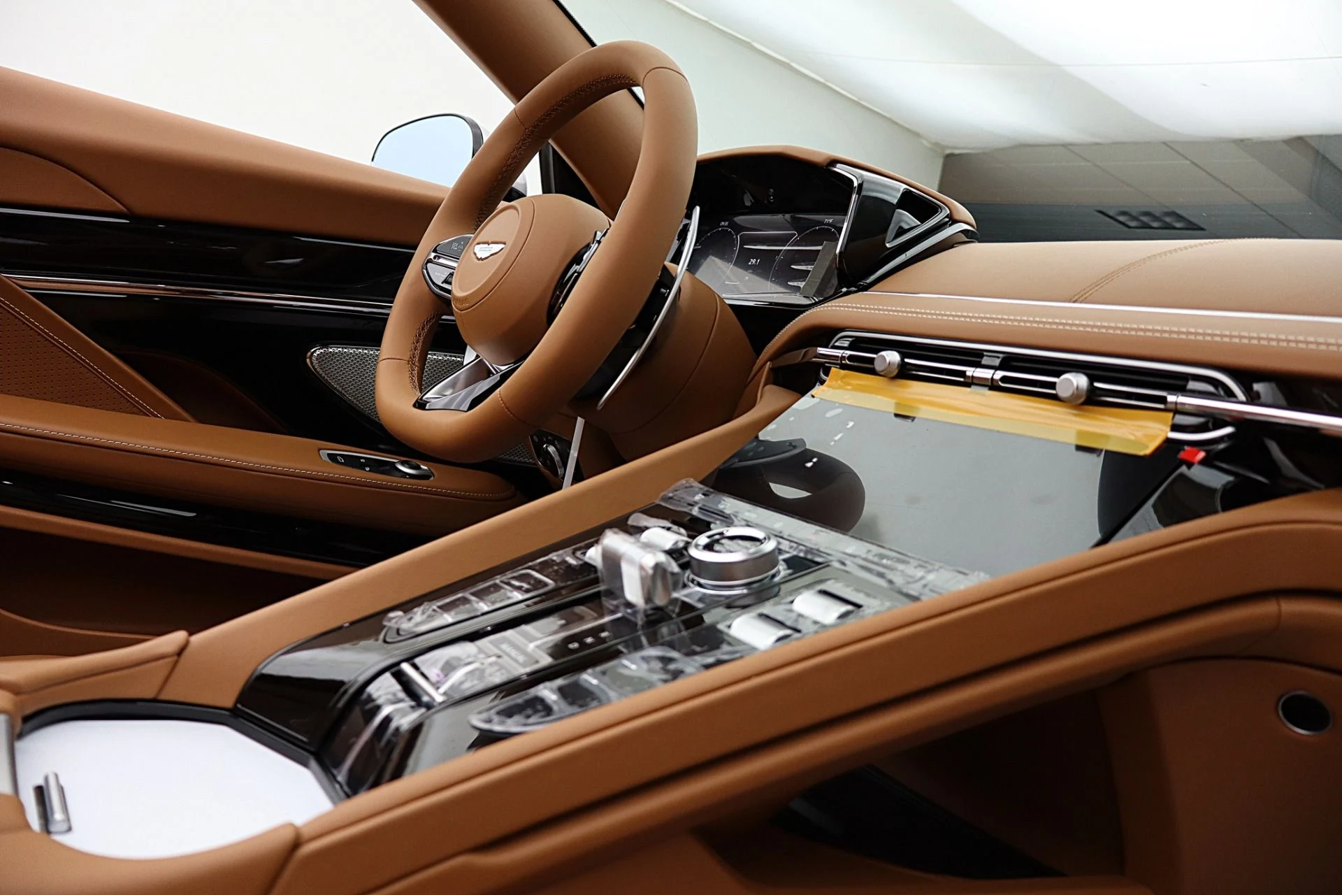 mph045_1269171283_New_2026_Aston_Martin_DB_12_S_Volante_bf11f8ce14