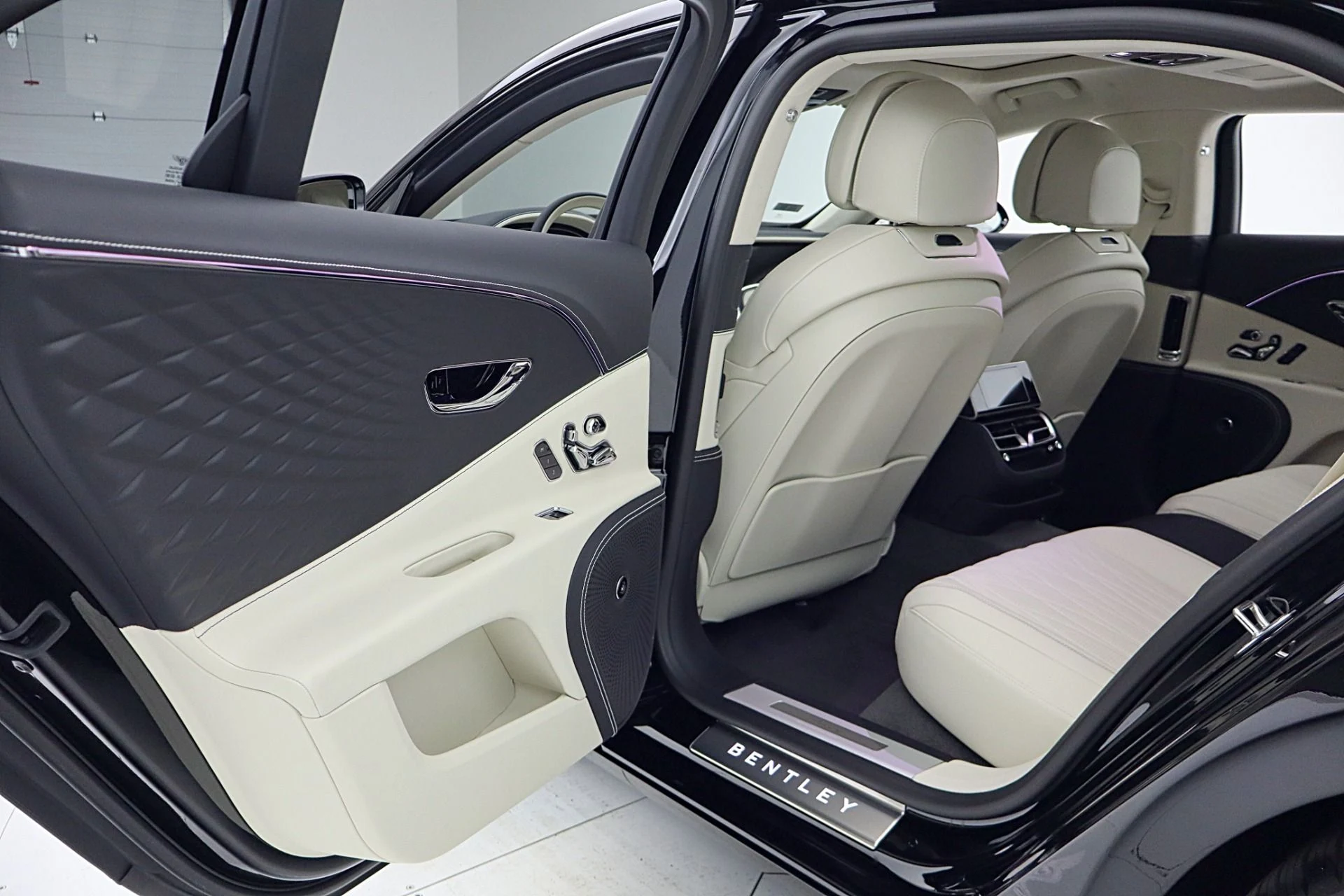 mph045_1273956125_New_2026_BENTLEY_Flying_Spur_Azure_V8_01354ed80a
