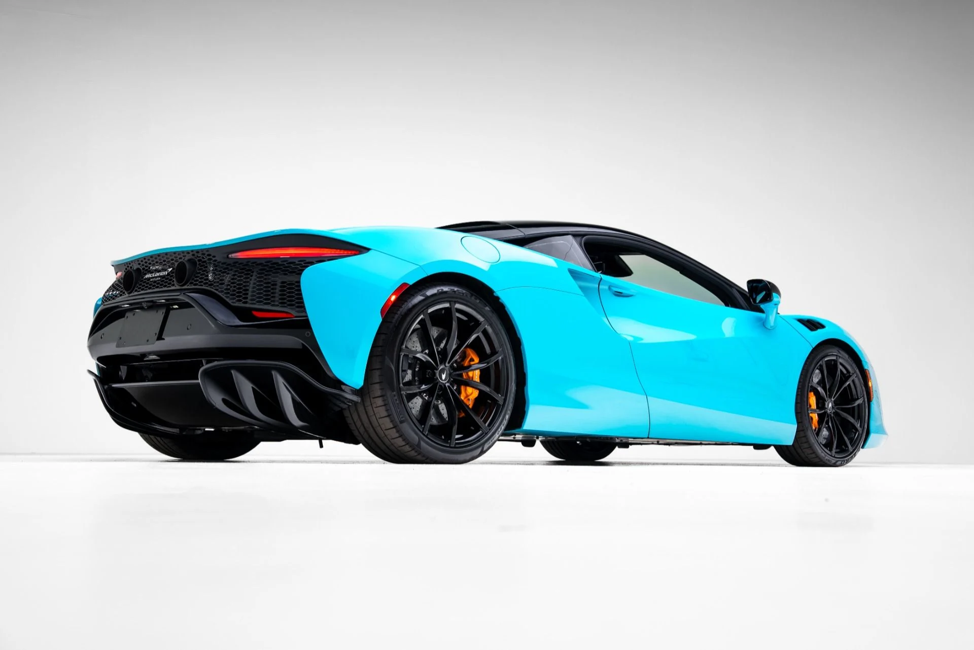 mph045_12823092_Used_2023_Mc_Laren_Artura_1770682323_20d48fc05d