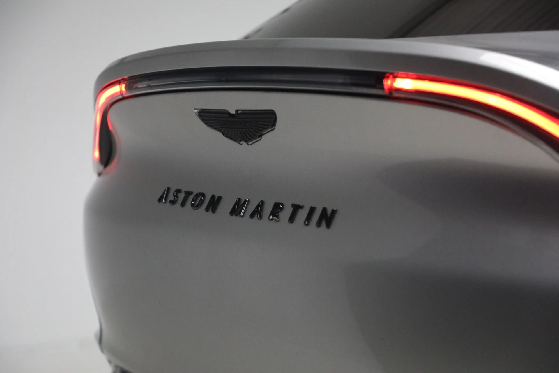 mph045_1294597591_New_2026_Aston_Martin_DBX_S_1765053352_da373a9ee1