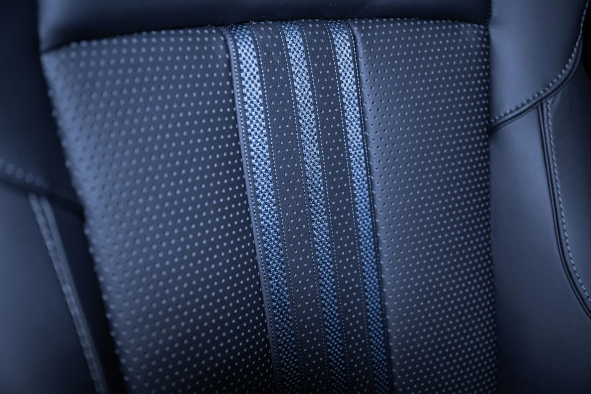 mph045_1314760725_Used_2025_Aston_Martin_DBX_707_1754709382_b0d1e20e92