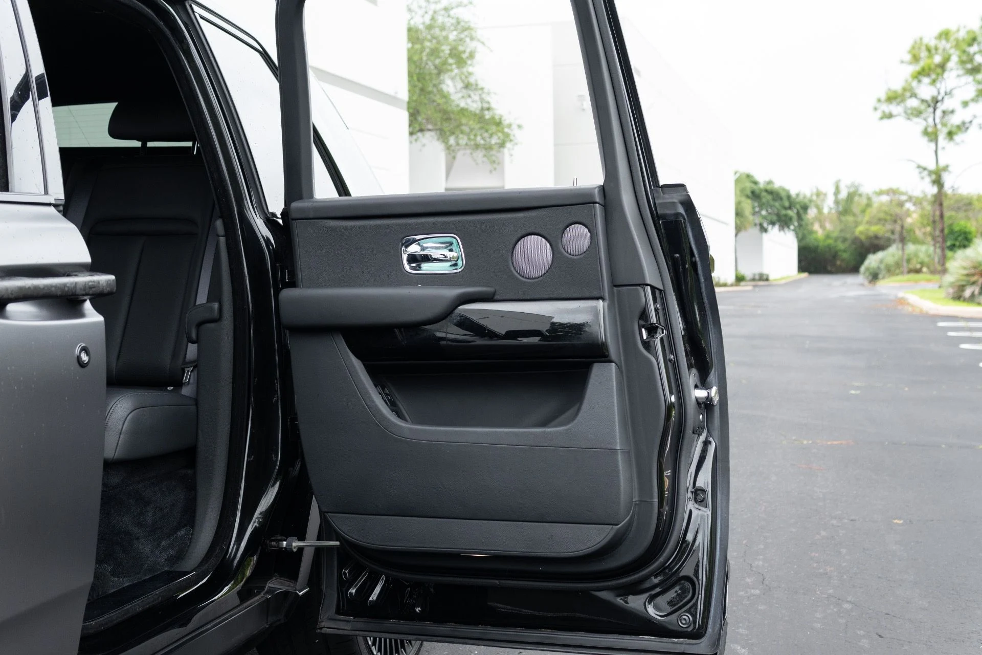 mph045_1333878798_Used_2020_Rolls_Royce_Cullinan_1775753700_2ad7051330