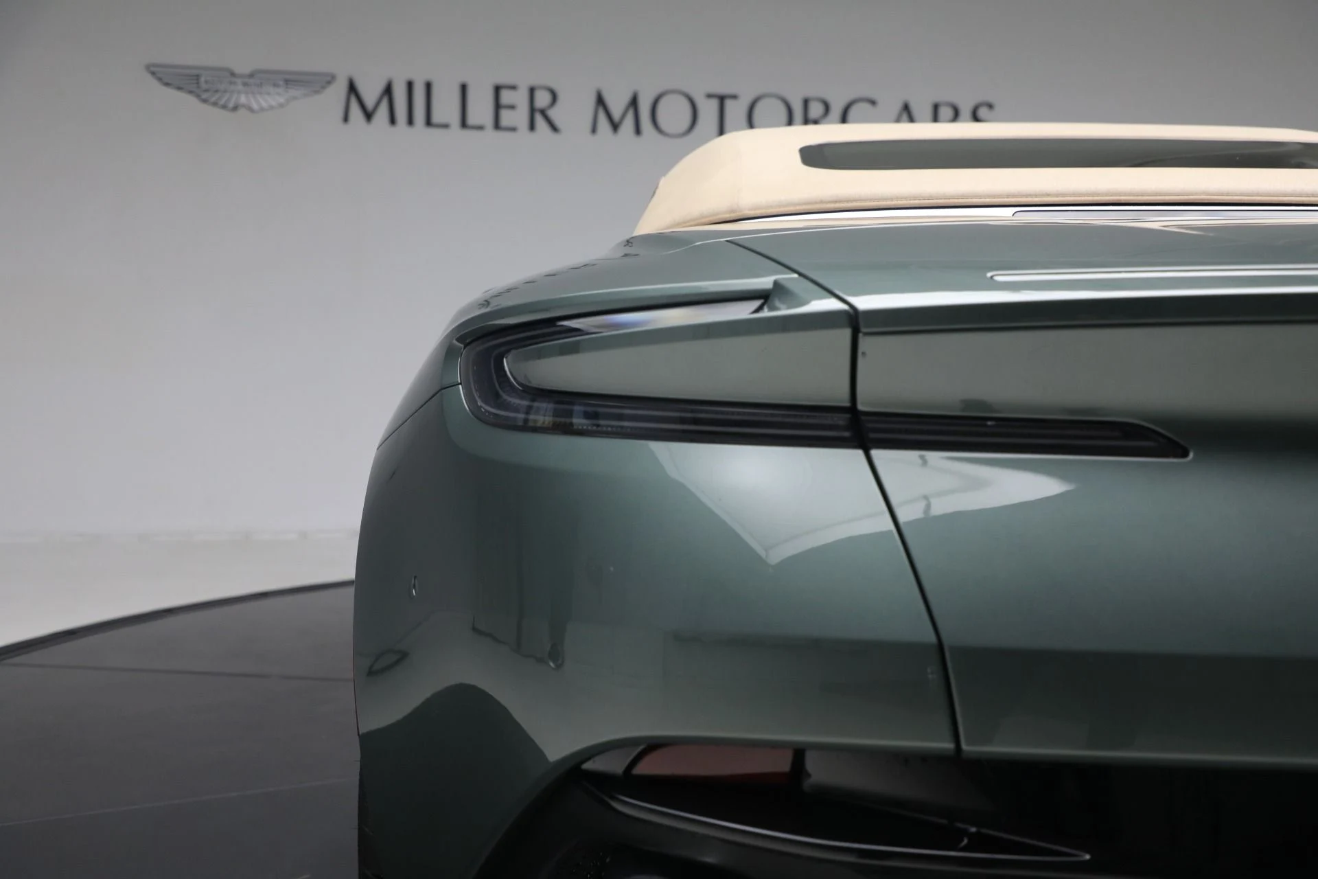 mph045_135302054_New_2025_Aston_Martin_DB_12_Volante_753964768b
