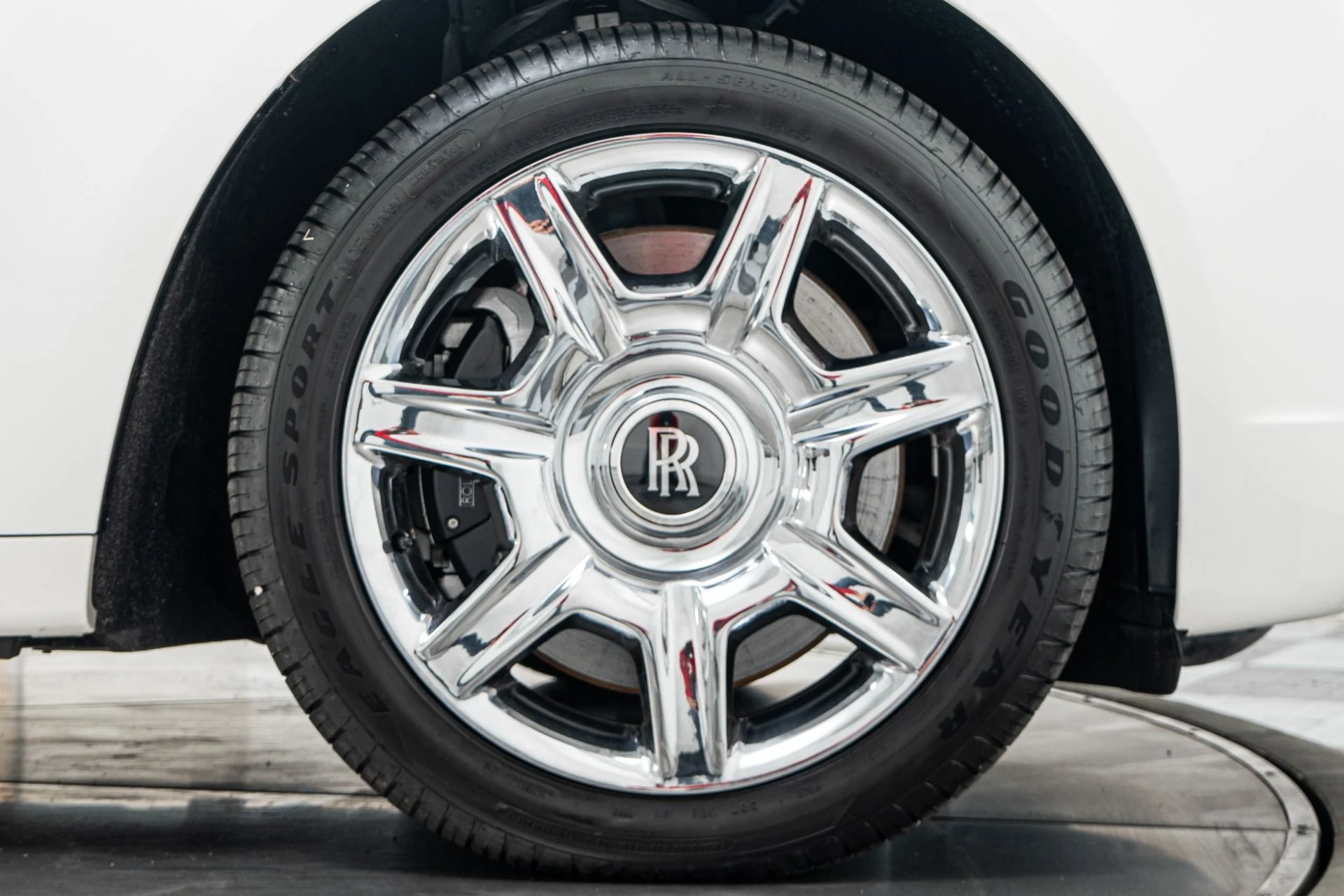 mph045_138158351_Used_2010_Rolls_Royce_Ghost_1777319383_54d42ff487