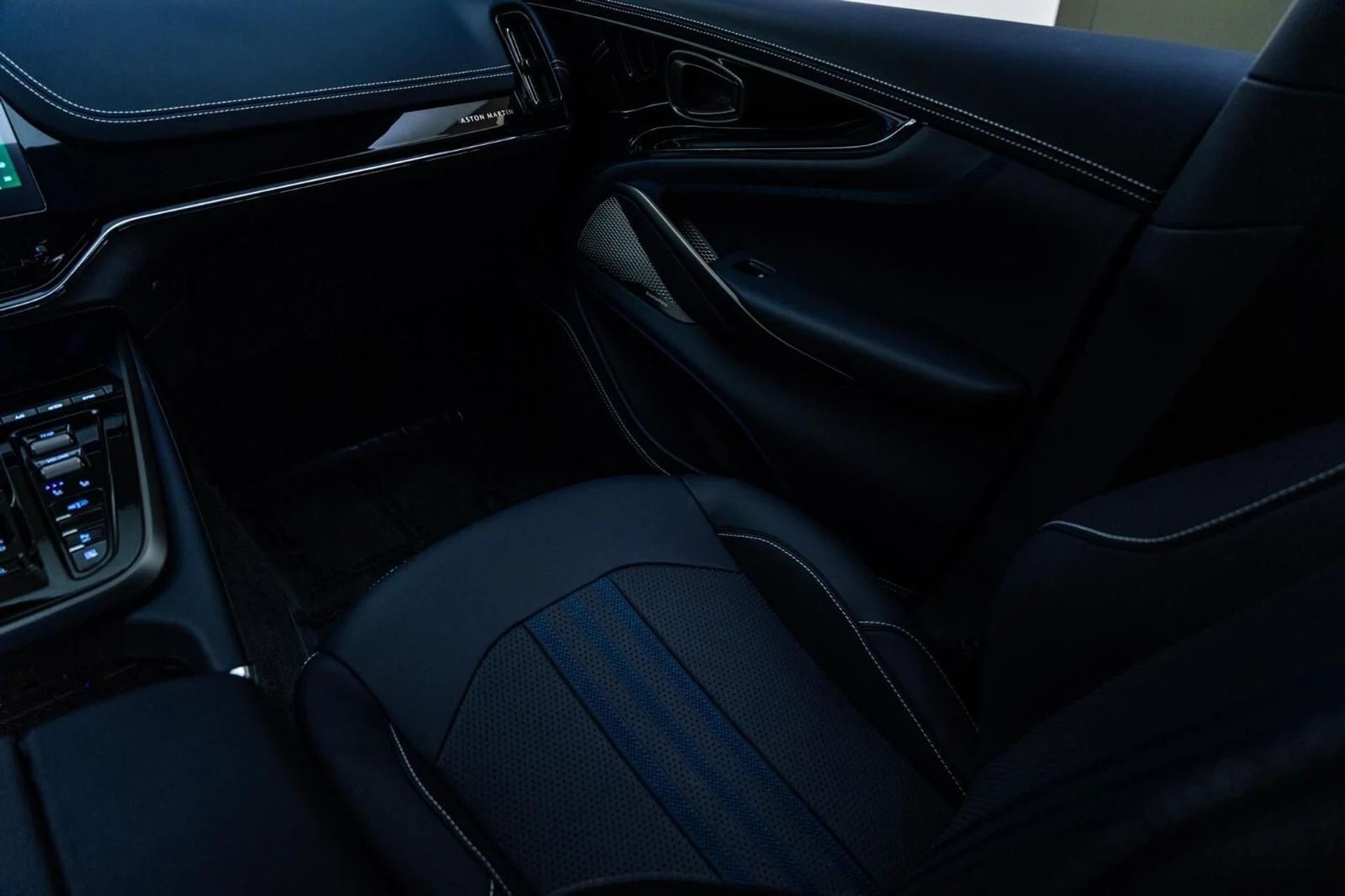 mph045_1385070169_New_2025_Aston_Martin_DBX_707_AWD_1744624321_90f7e07fad