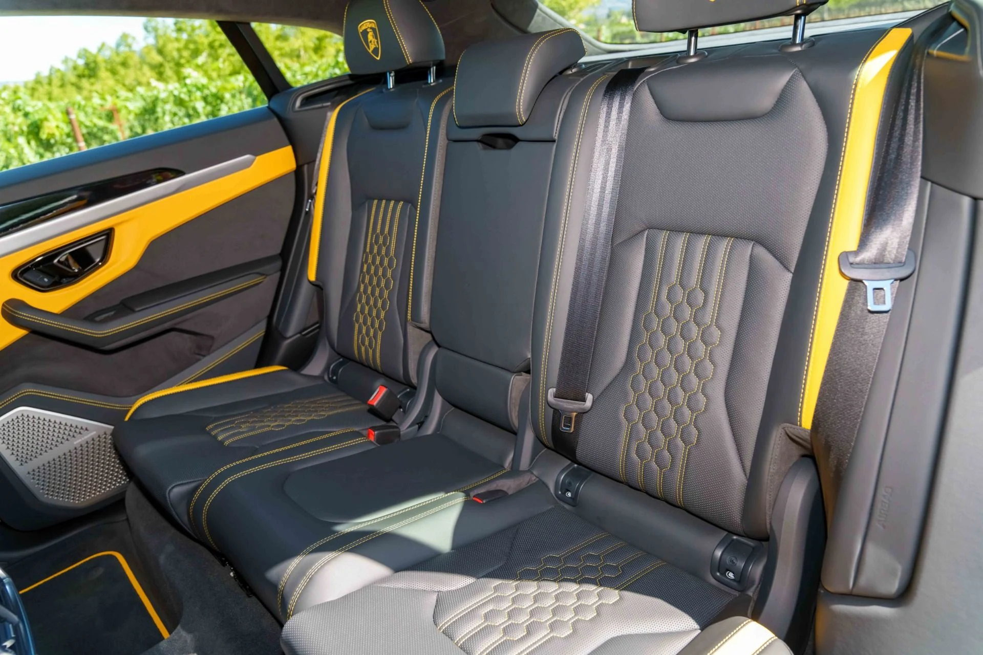 mph045_1406435835_Used_2025_Lamborghini_Urus_SE_1759793256_198b0f861a