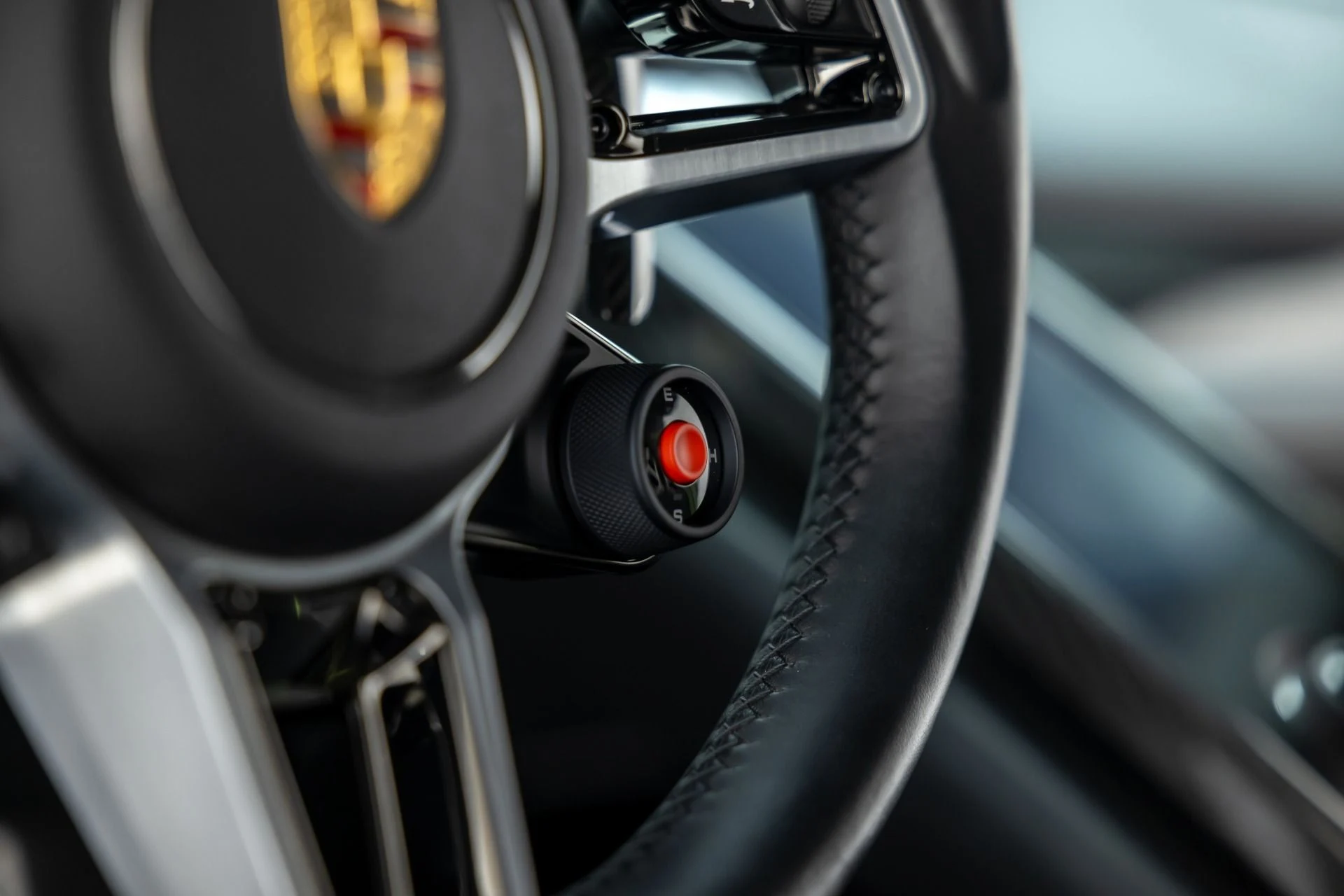 mph045_1427358510_Used_2015_Porsche_918_Spyder_1740676476_5fb2145222