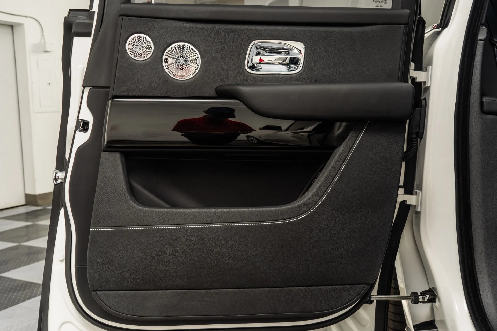 mph045_1479487913_Used_2020_Rolls_Royce_Cullinan_Polished_22_Wheels_Rear_Theatre_Configuration_Rolls_Royce_Bespoke_Audio_1771596522_698a456813