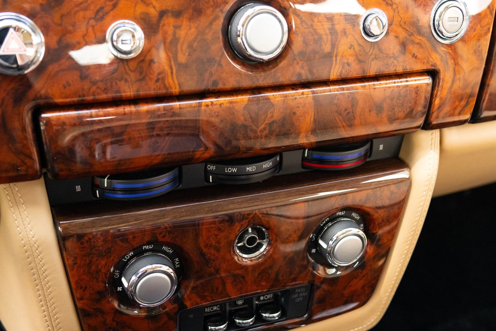 mph045_1503713661_Used_2015_Rolls_Royce_Phantom_1779983365_23bc7e47bc