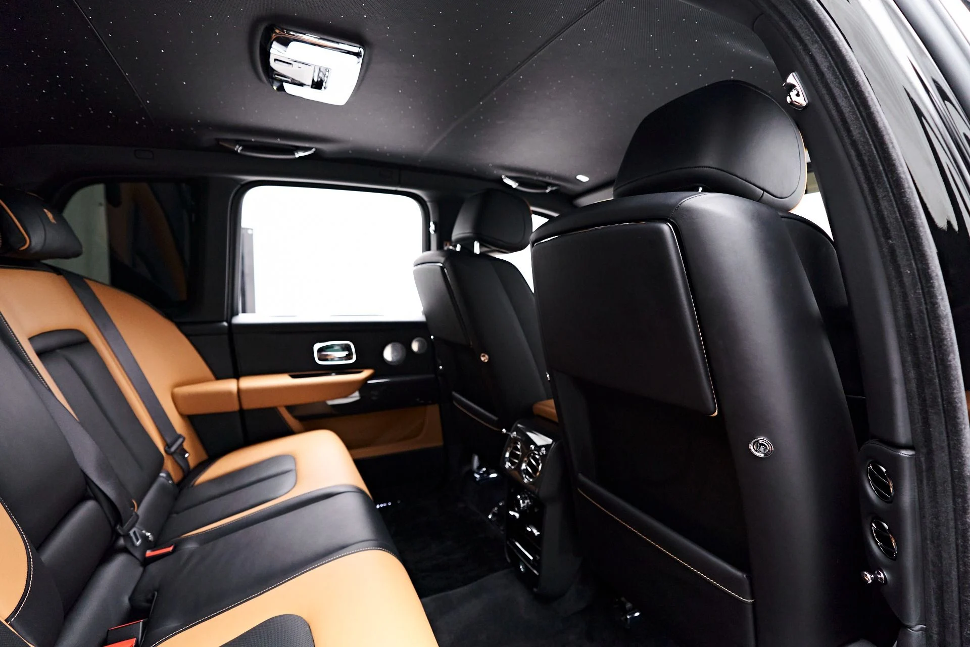 mph045_1509527395_Used_2022_Rolls_Royce_Cullinan_Base_1679686724_c0d7fafe63