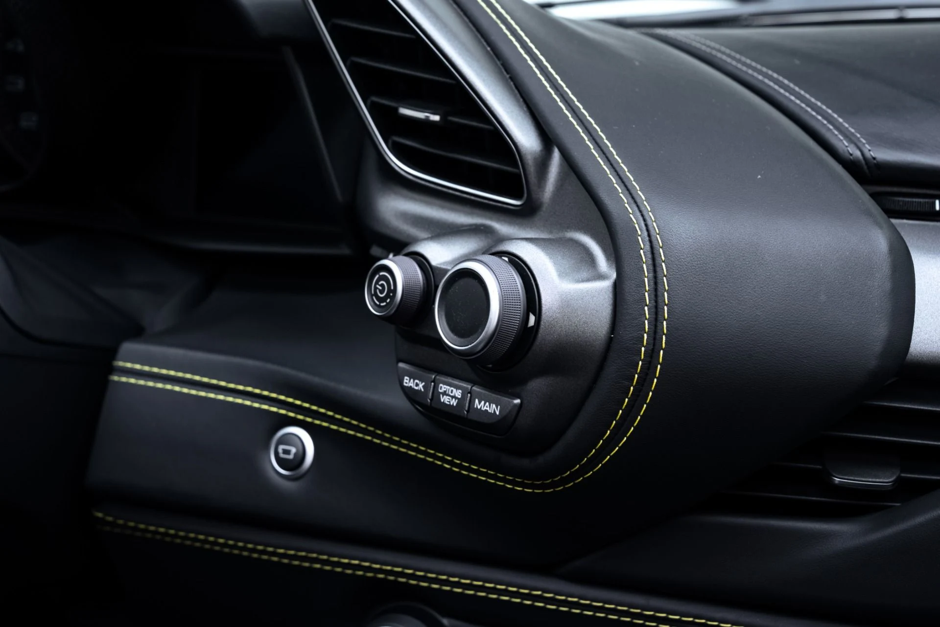 mph045_1528804214_Used_2018_Ferrari_488_Spider_1771880321_8aea4cc23e