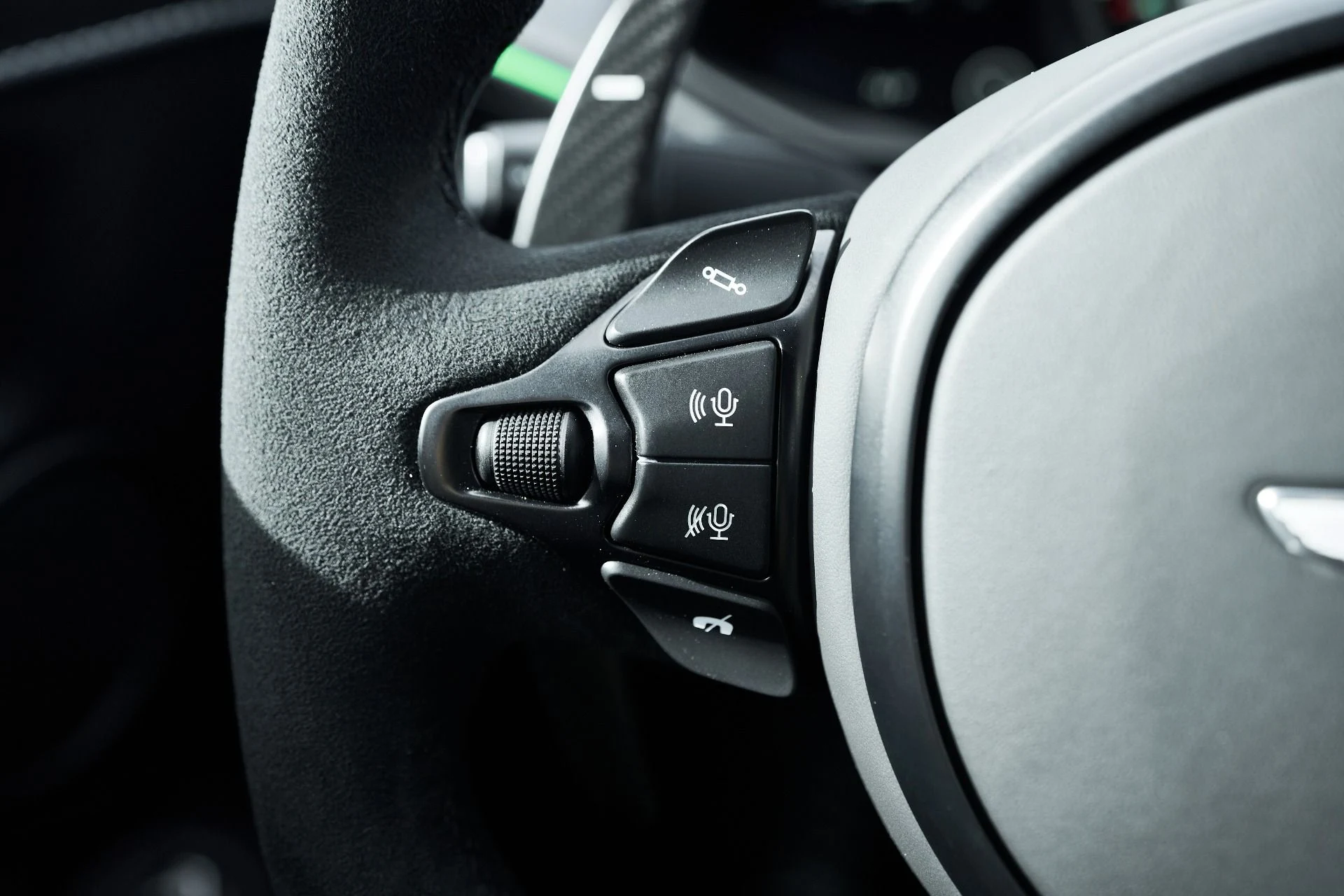 mph045_1546318023_Used_2023_Aston_Martin_Vantage_Base_1762913663_cd89e881a2