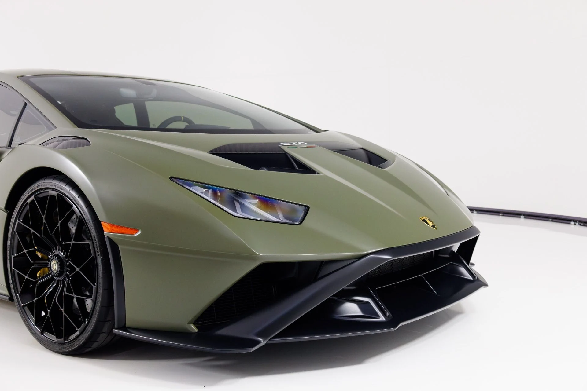 mph045_154838945_Used_2022_Lamborghini_Huracan_STO_1770056122_00291aaf80