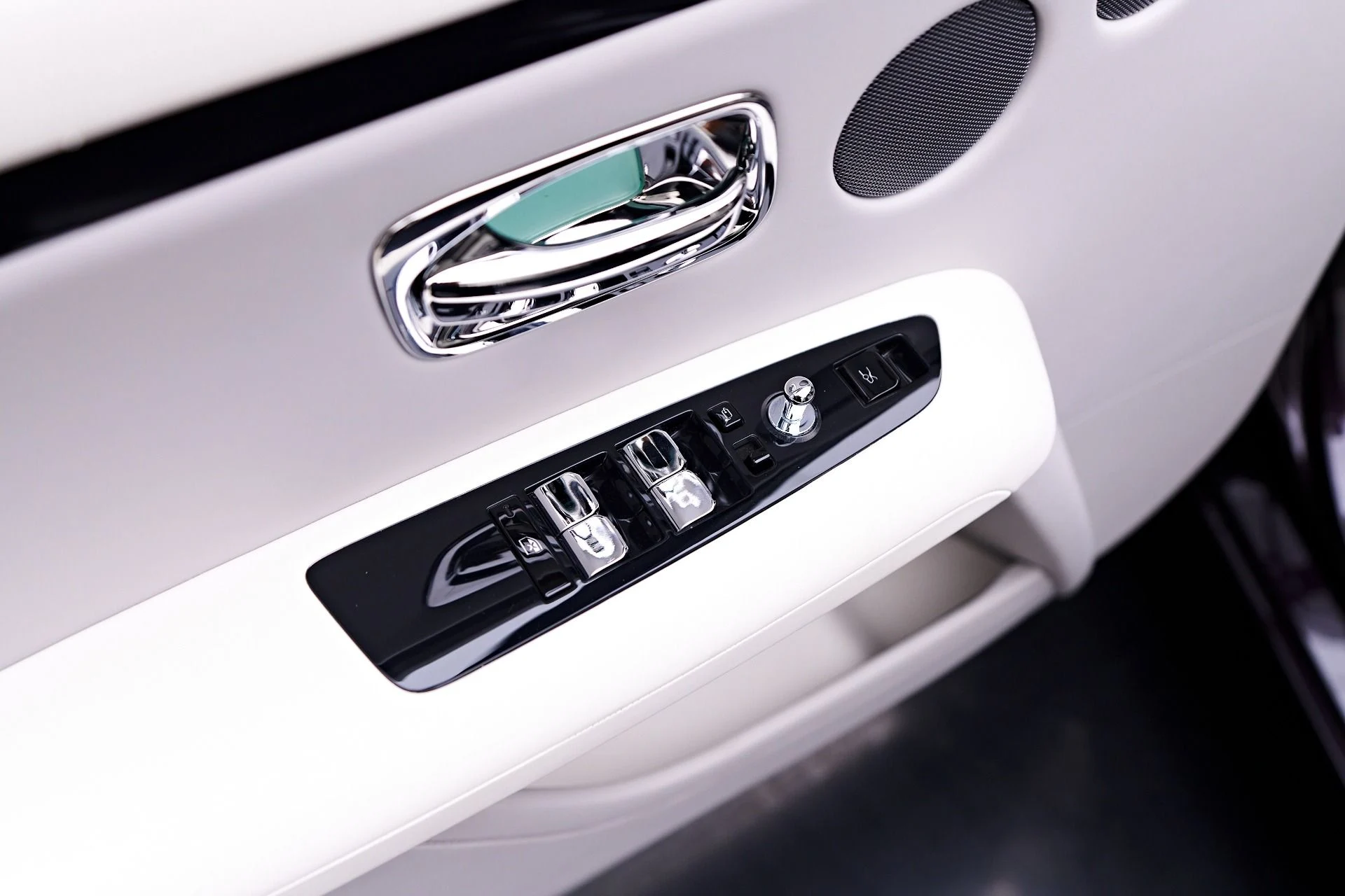 mph045_1591385623_Used_2024_Rolls_Royce_Ghost_Base_1752169894_0c3758263b