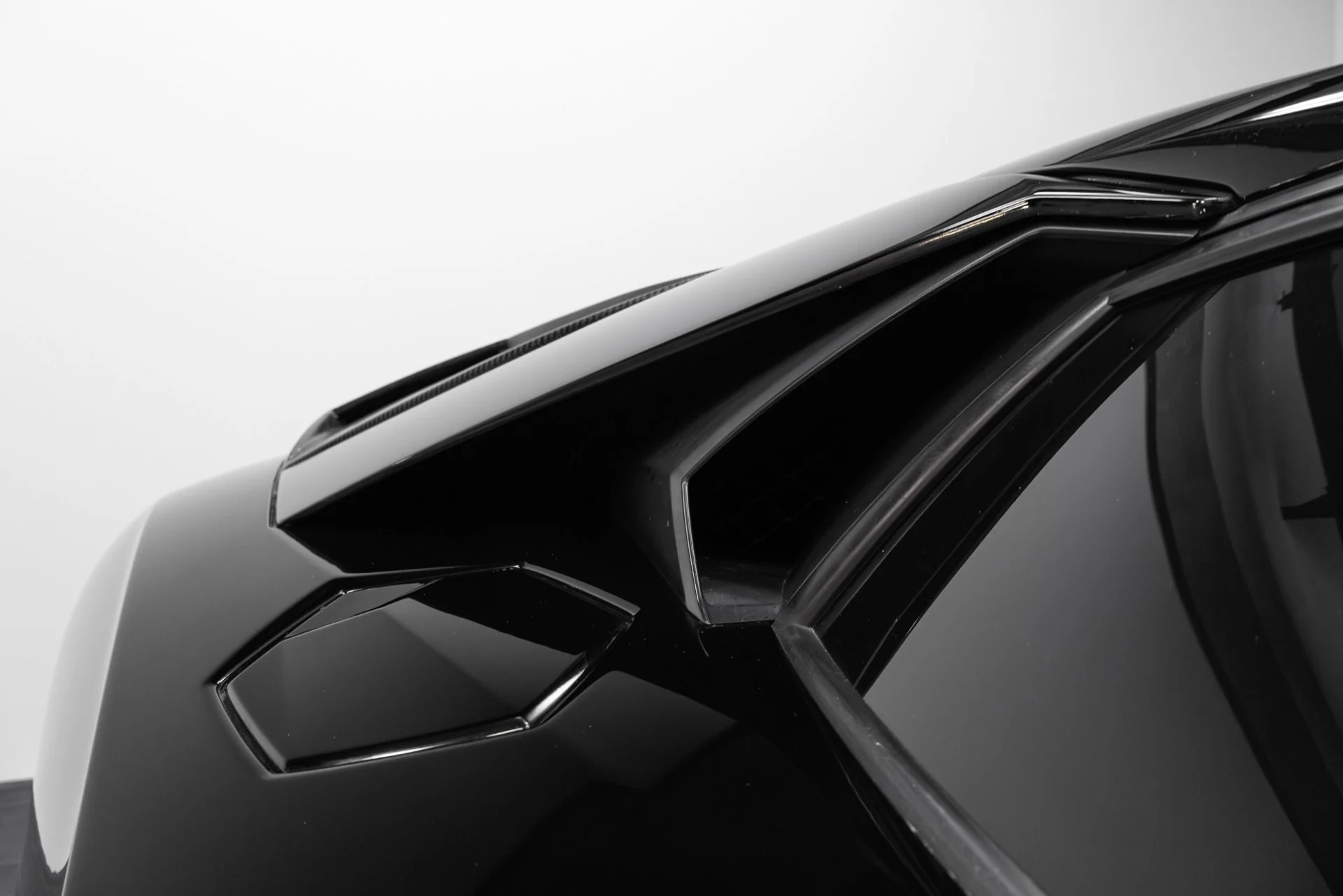 mph045_1619434479_Used_2015_Lamborghini_Aventador_LP_700_4_1770952947_fe67f5f6bc