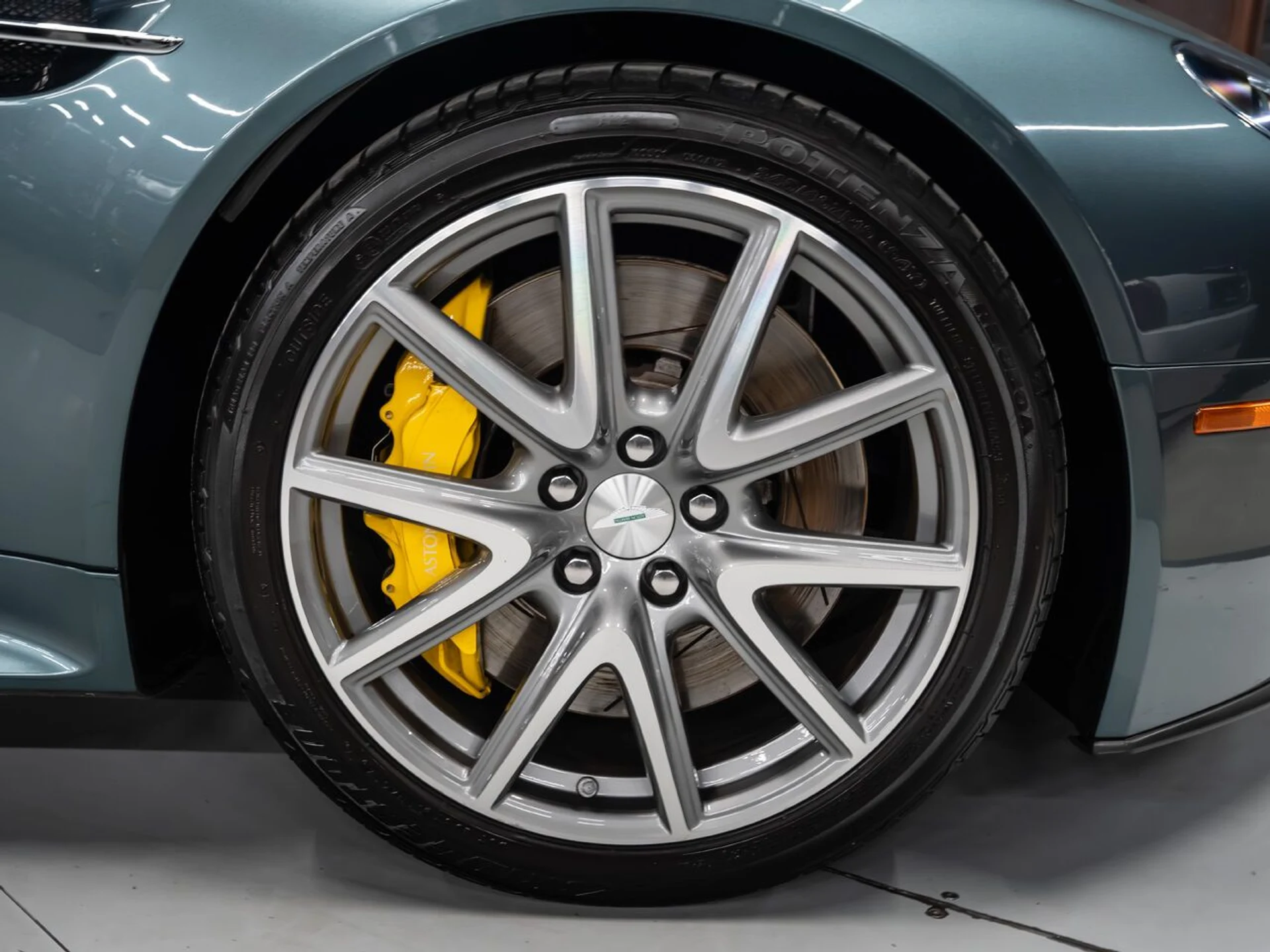mph045_1638392186_aston_martin_v8_vantage_2015_ee02cf81f5