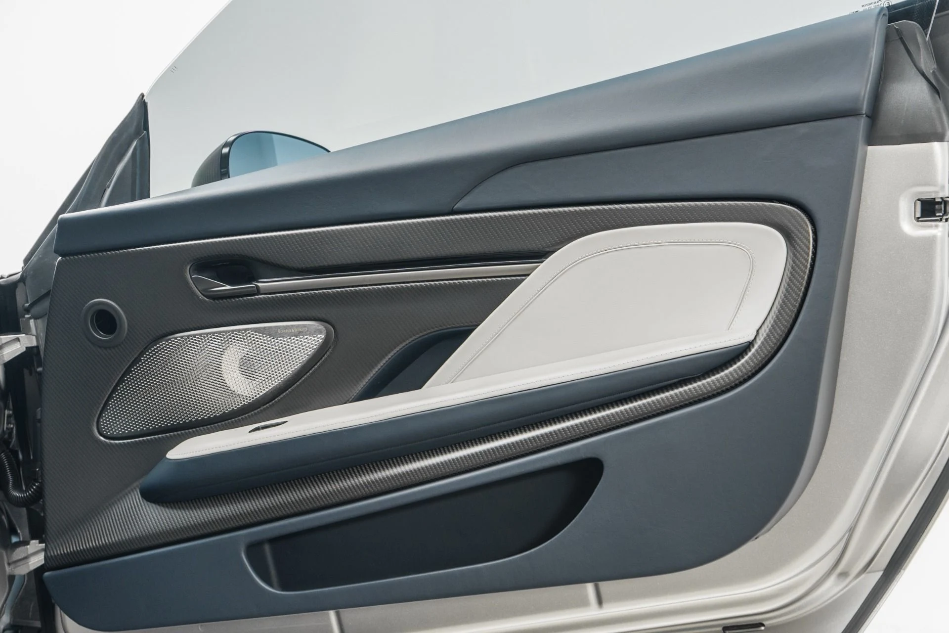 mph045_1695704897_Used_2025_Aston_Martin_Vanquish_552_K_MSRP_Titanium_Exhaust_Interior_Carbon_Pack_1772219889_4f5958230d