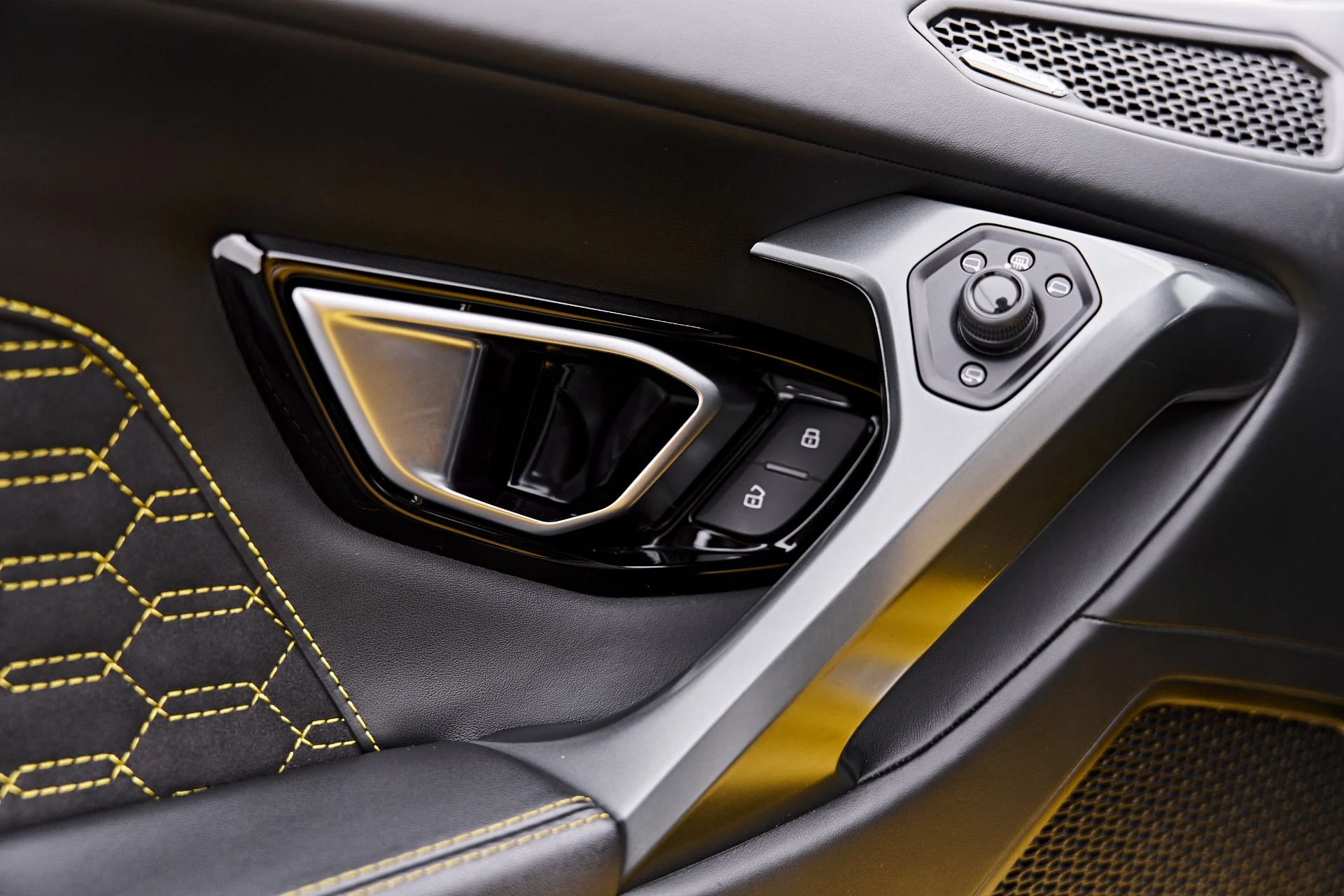 mph045_1755337385_Used_2022_Lamborghini_Huracan_EVO_Base_1787357872_d410c21c99