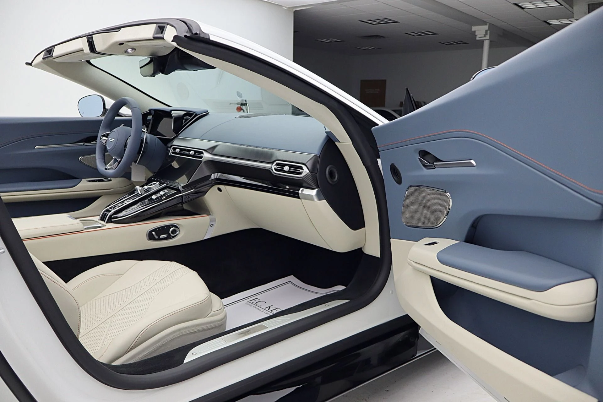 mph045_1790168494_New_2026_Aston_Martin_Vantage_Roadster_c751f1d099