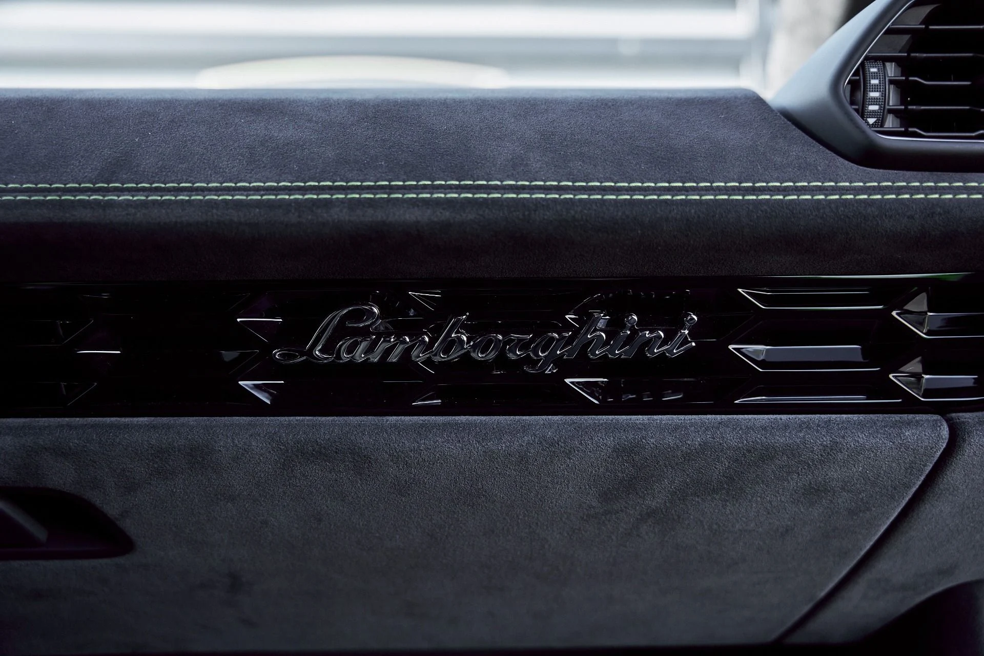 mph045_18007805_Used_2024_Lamborghini_Huracan_Sterrato_Base_1767062454_2a0341ca0f