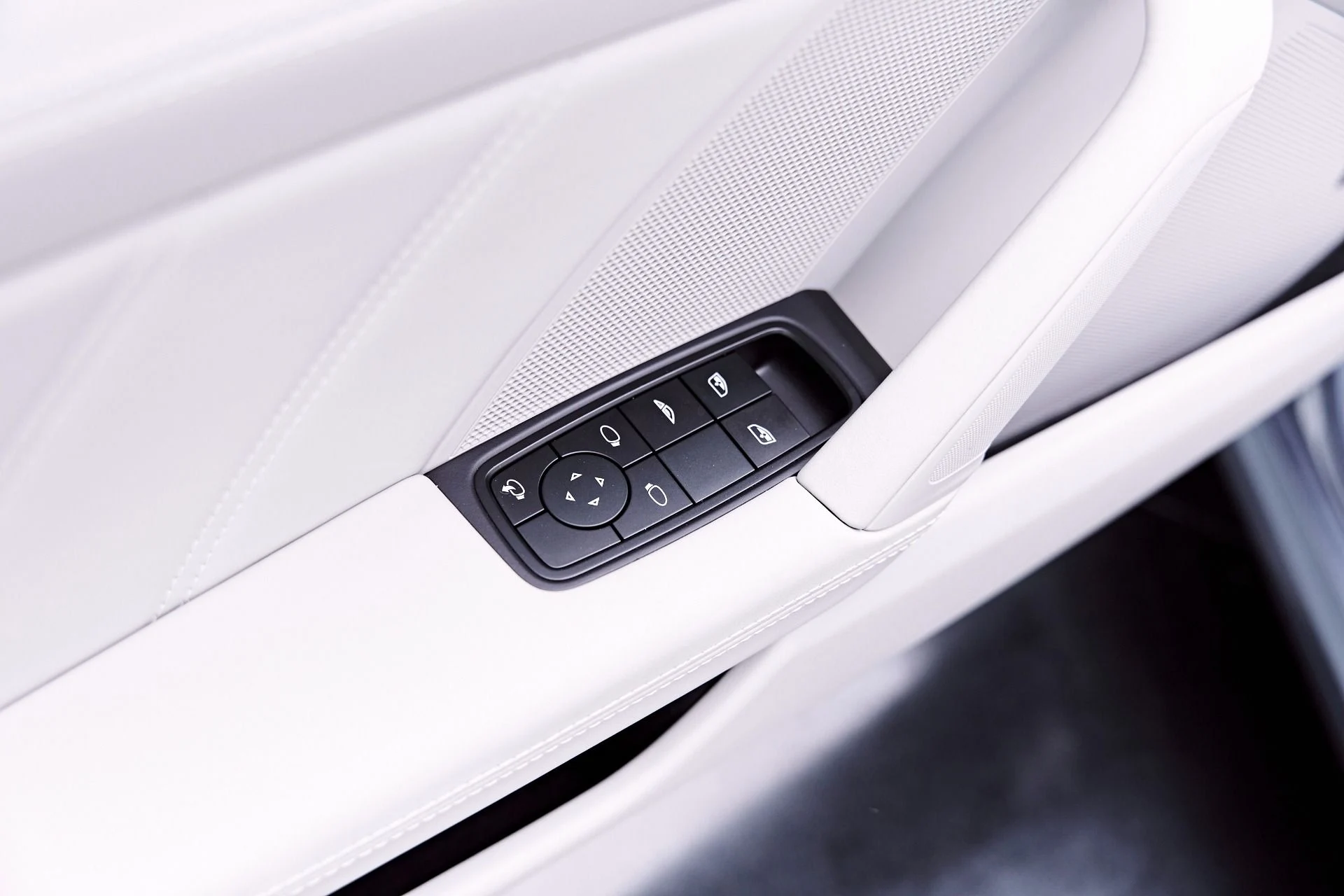 mph045_1862477429_Used_2025_Porsche_911_Carrera_1777504802_28c6eb1752