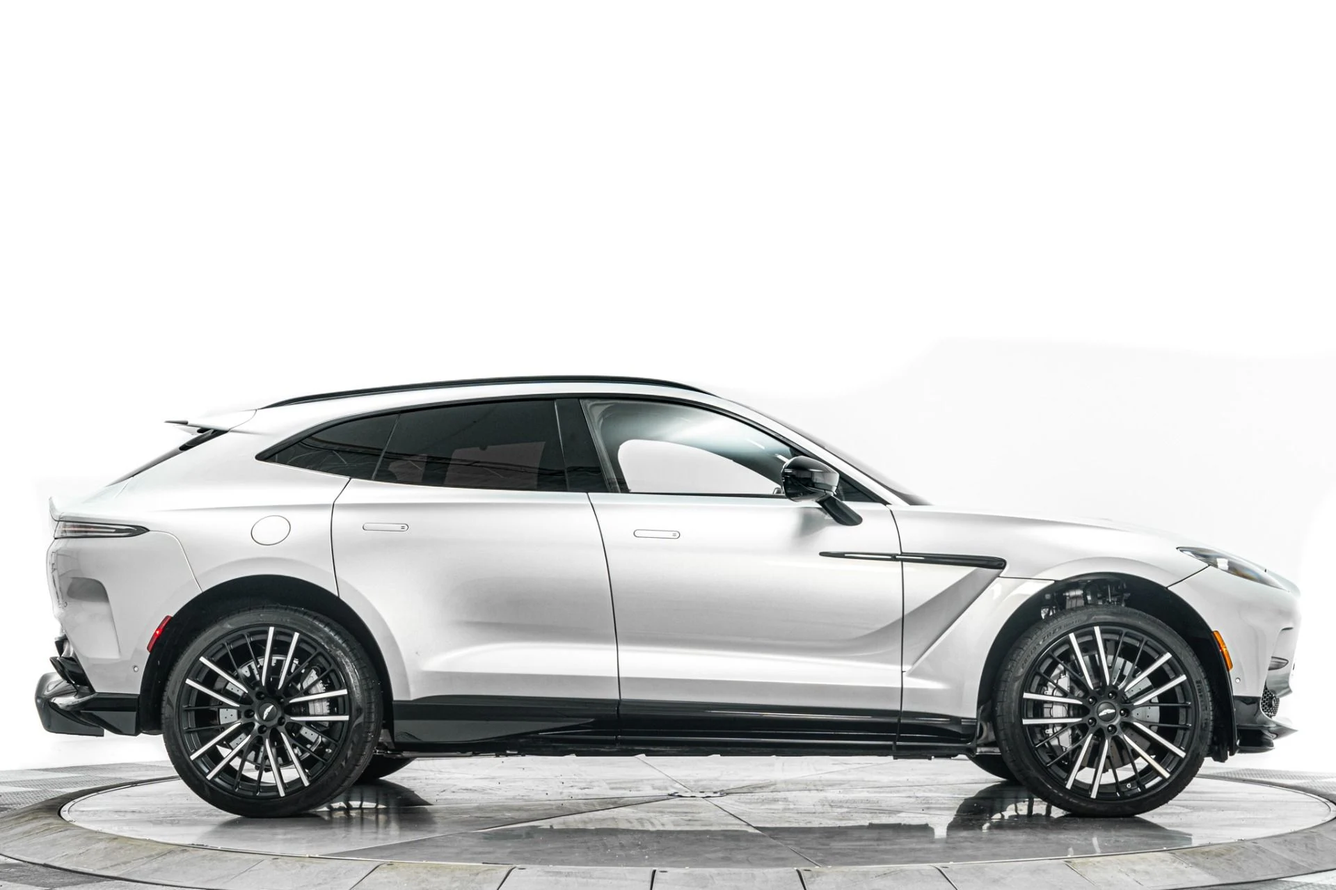 mph045_1882531221_Used_2023_Aston_Martin_DBX_707_1782508866_36a9f59dda