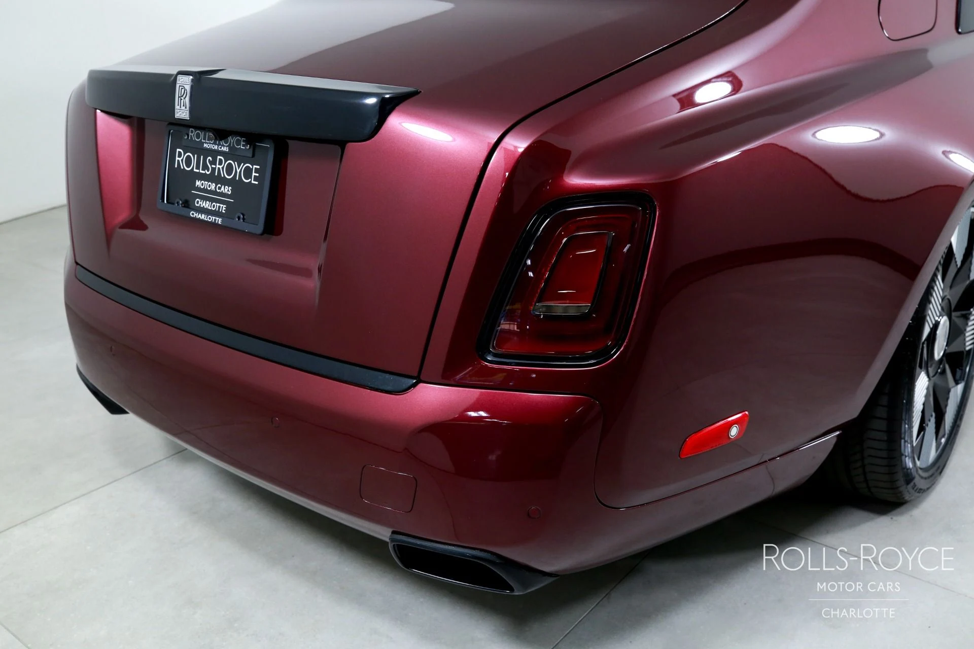 mph045_194287304_Used_2019_Rolls_Royce_Phantom_1760804131_62210f8498