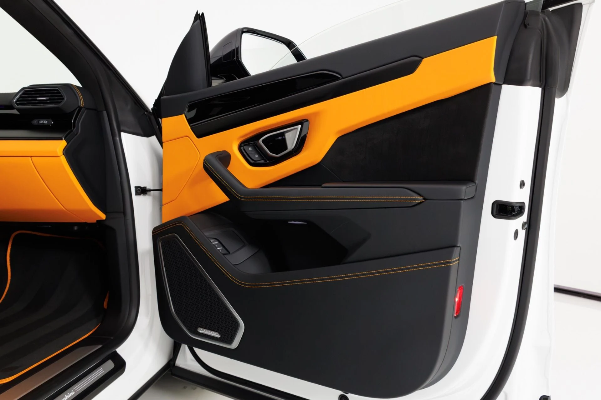 mph045_1972643244_Used_2024_Lamborghini_Urus_S_1775674860_ca98127eeb