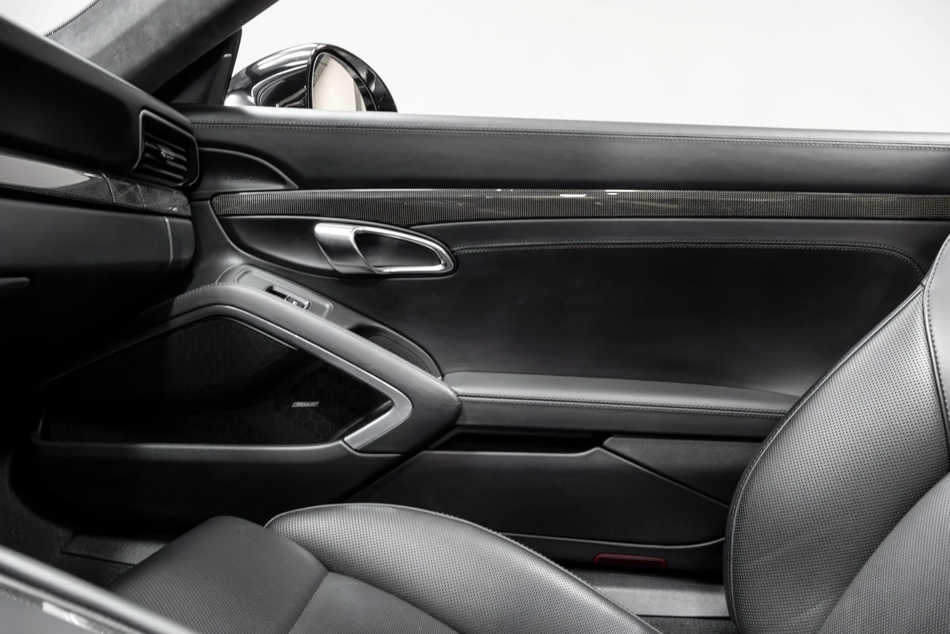 mph045_1975103335_Used_2015_Porsche_911_Turbo_S_1761834686_930de48717