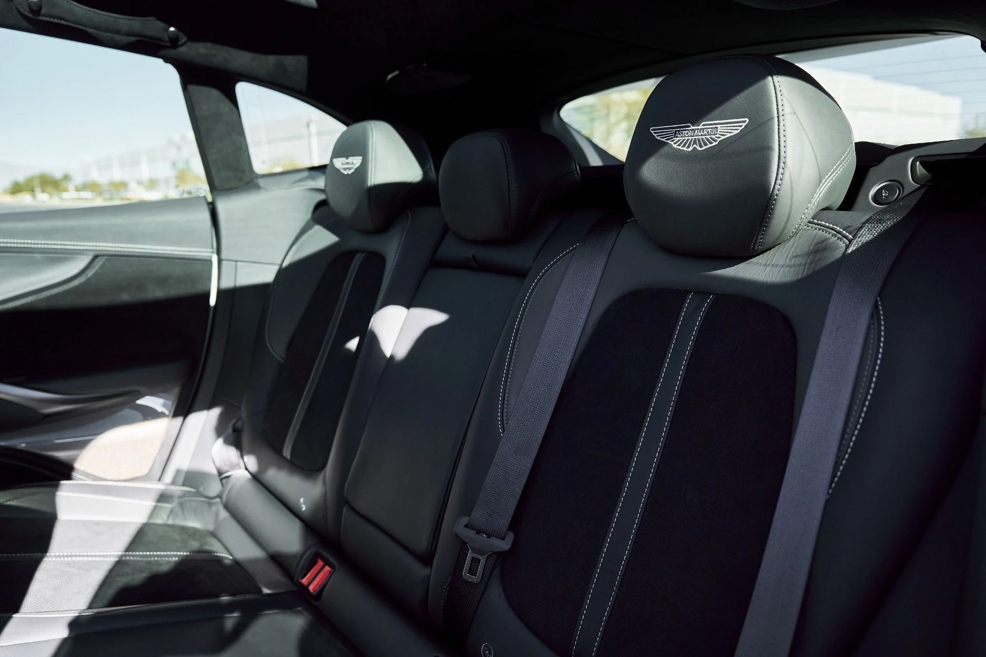 mph045_2067066115_Used_2025_Aston_Martin_DBX_707_1767063216_48112ce9ef
