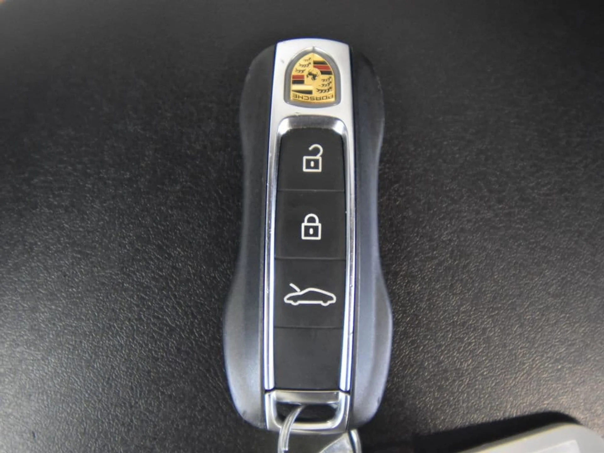 mph045_2102784956_5e8306c1ef43a648bee1df062789d656x_2a2a4eab35