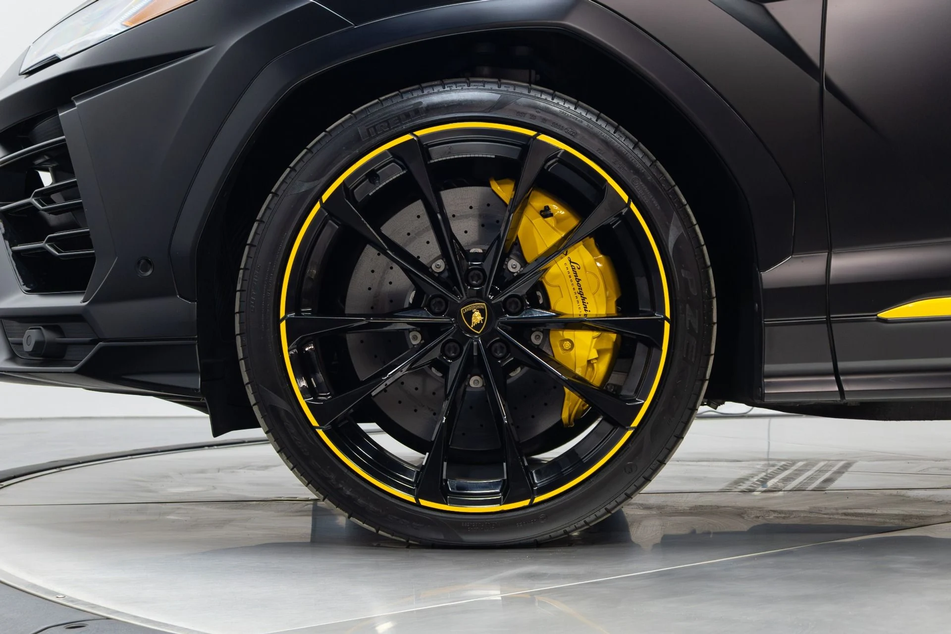 mph045_2107891083_Used_2022_Lamborghini_Urus_Graphite_Capsule_1775757245_dcd740358b