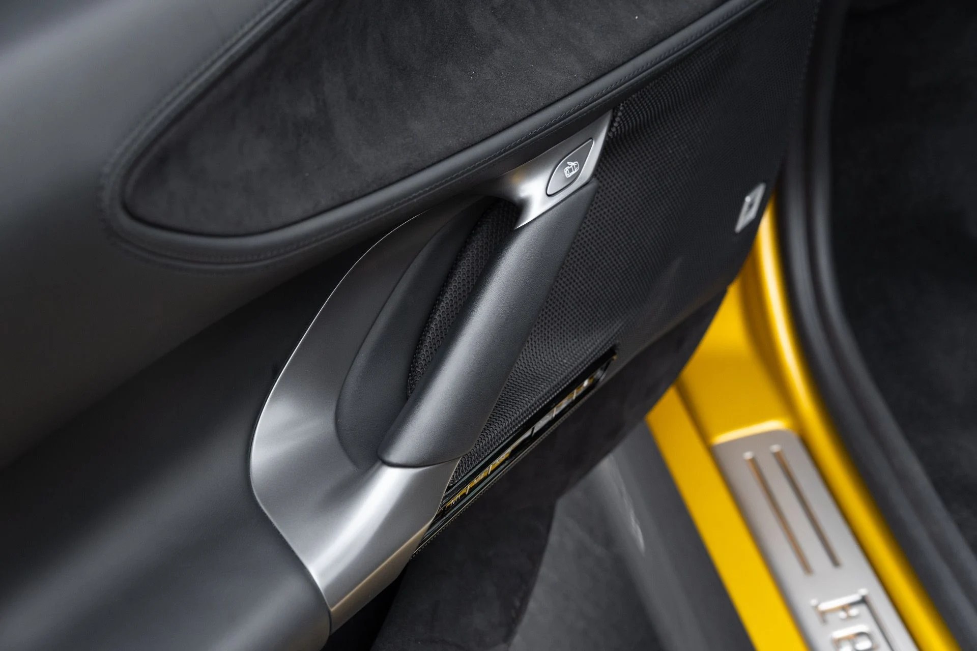 mph045_2155945358_Used_2022_Ferrari_SF_90_Spider_1775626389_55ea0c410b