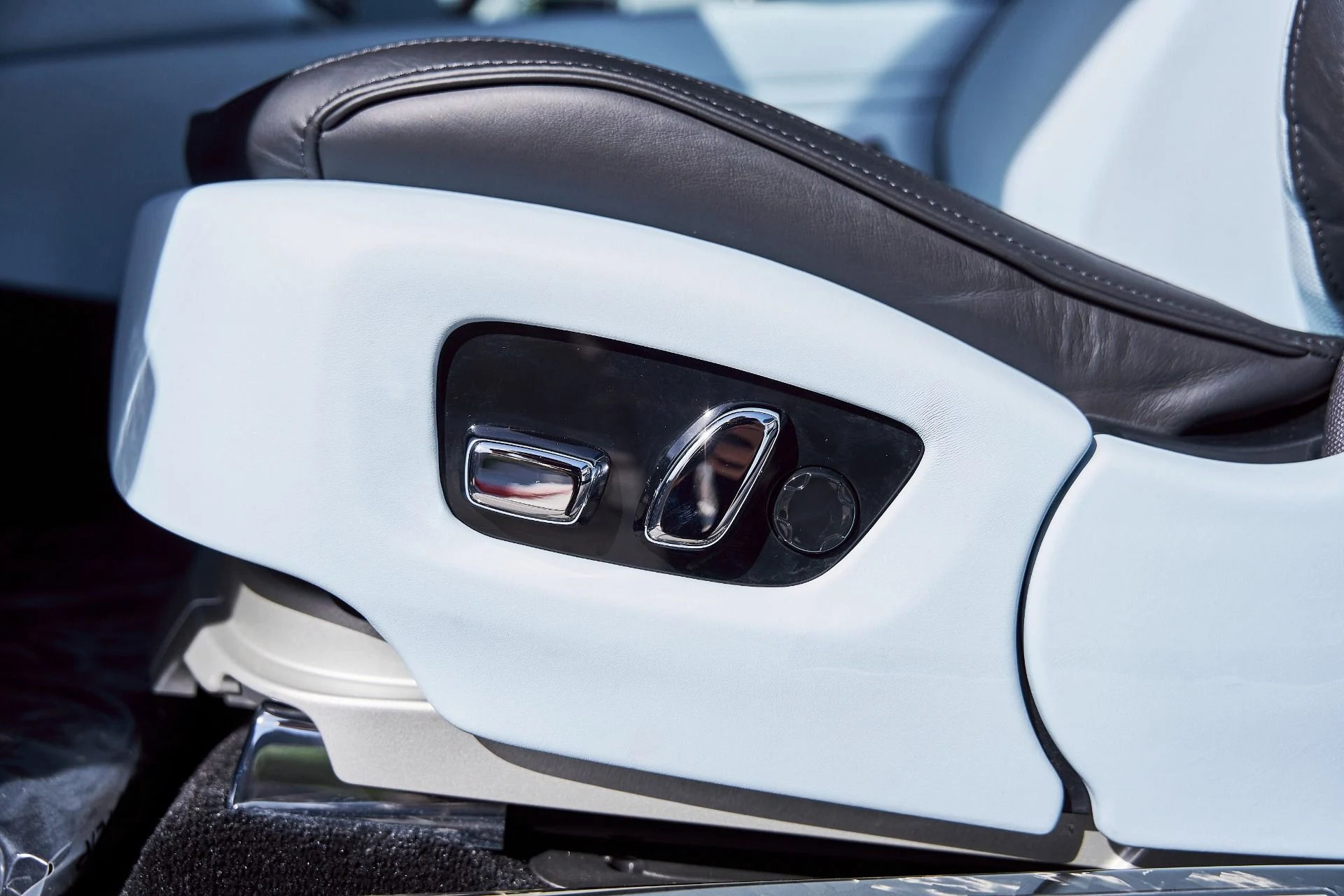 mph045_2174658109_Used_2025_Rolls_Royce_Spectre_Base_1773452525_98edc54f89