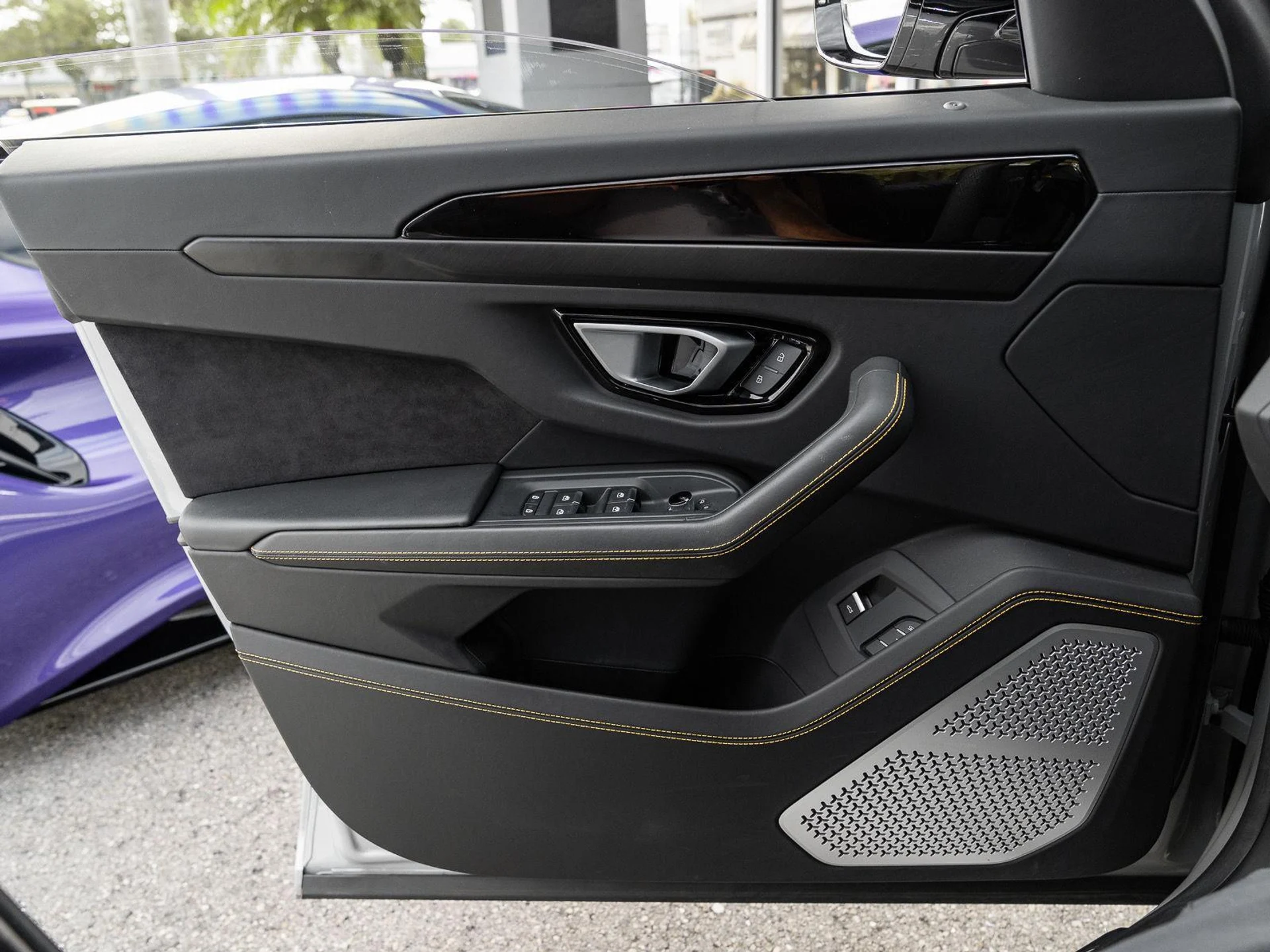 mph045_2196794376_Used_2022_Lamborghini_Urus_AWD_1777086189_ee7ec1f5a8