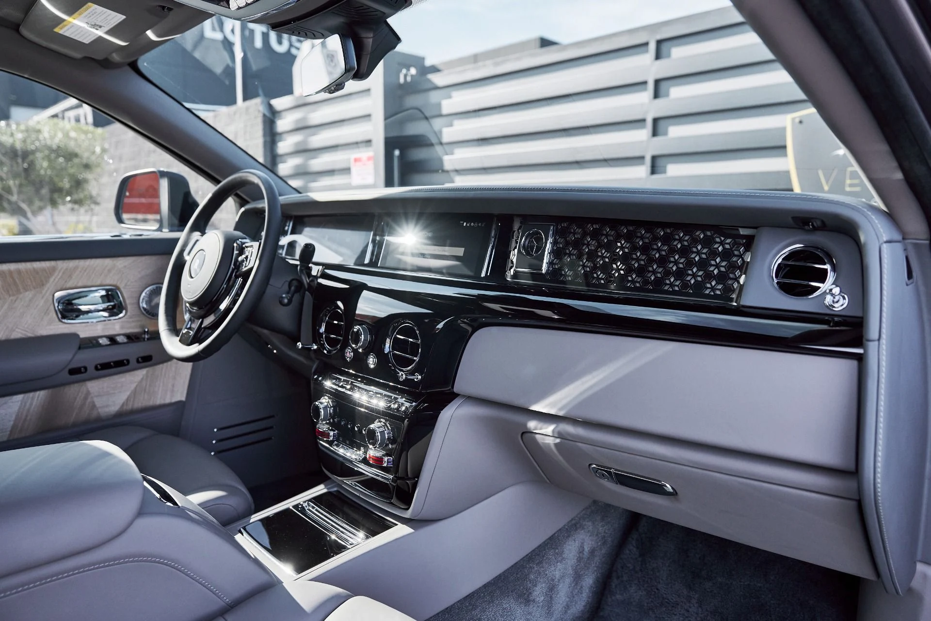 mph045_2219149512_Used_2025_Rolls_Royce_Phantom_Base_1769480945_a9d7509084