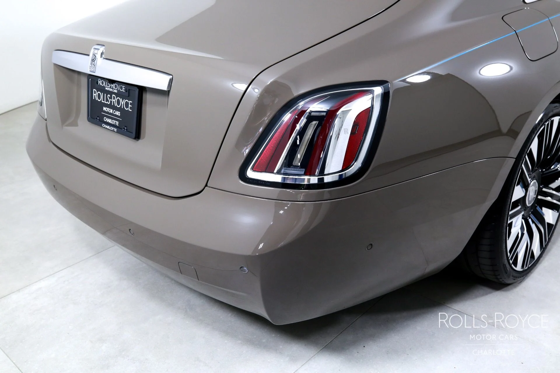 mph045_2222985589_Used_2025_Rolls_Royce_Ghost_1759510962_7a4606a2e8