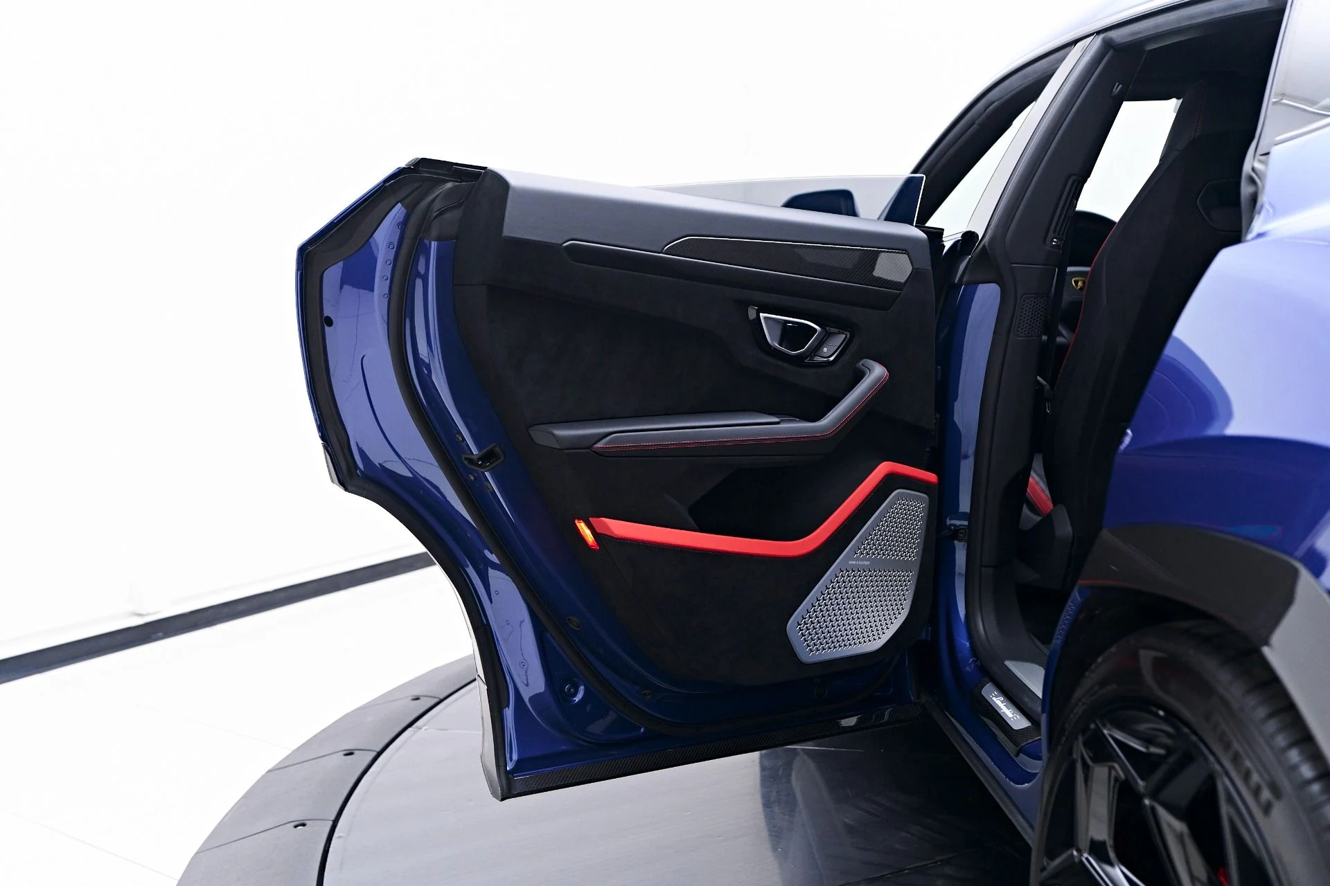 mph045_232547164_Used_2024_Lamborghini_Urus_Performante_1751408326_be8b661a3a