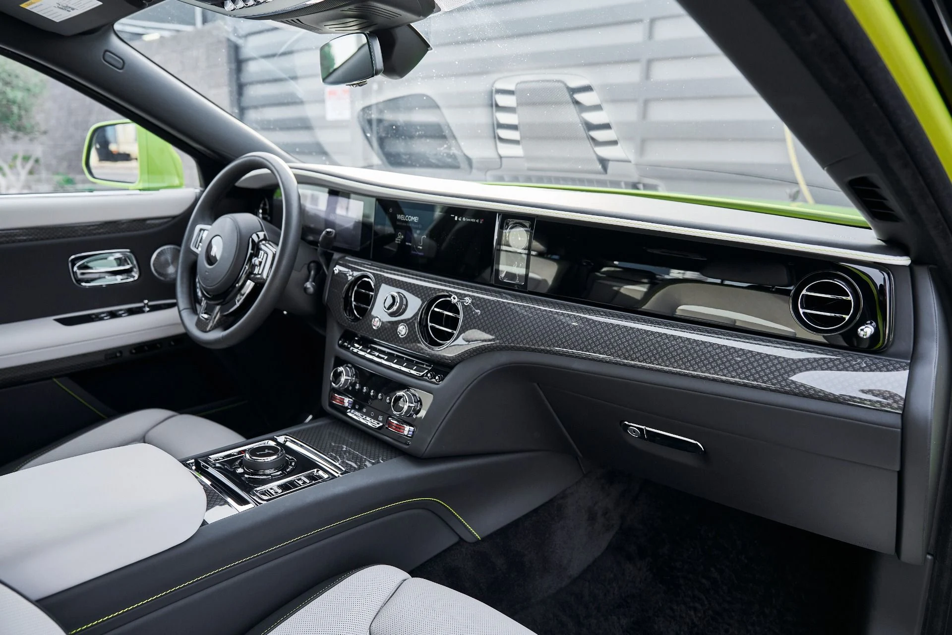 mph045_2334323418_Used_2025_Rolls_Royce_Ghost_Black_Badge_1769049531_b8e5215b4d