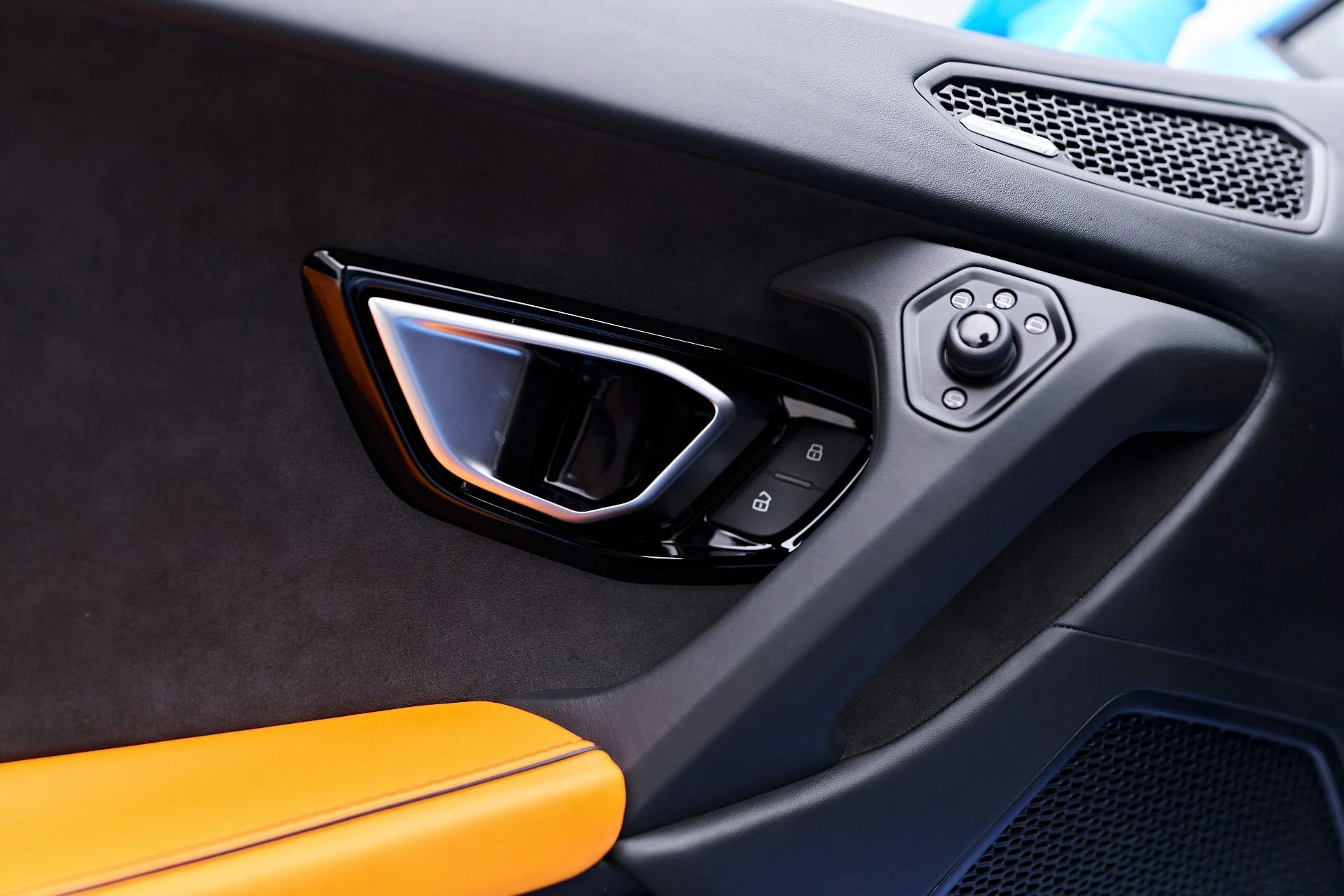 mph045_2364170659_Used_2022_Lamborghini_Huracan_EVO_Base_1755812444_0810452e8f