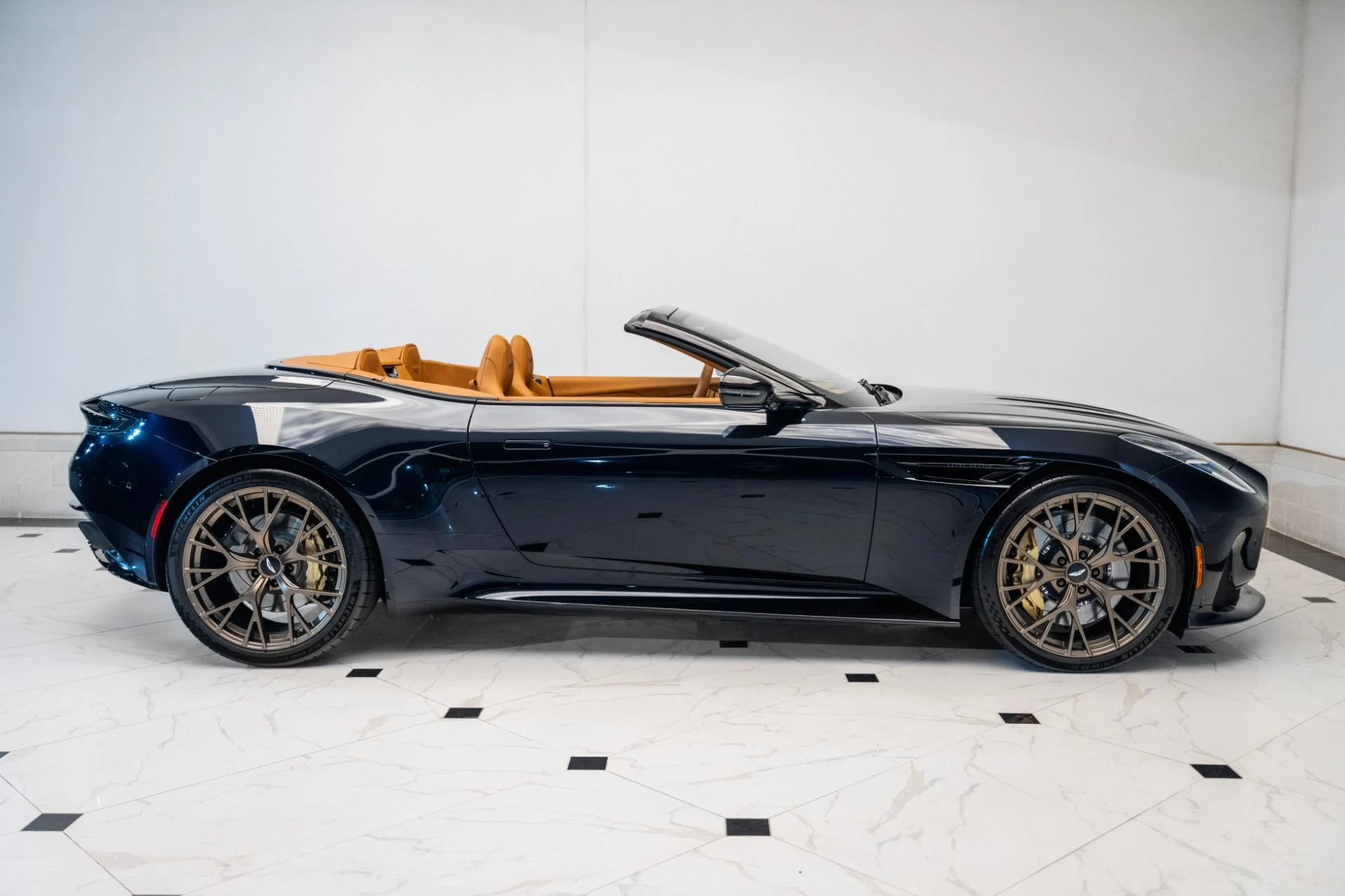 mph045_2395701582_Used_2024_Aston_Martin_DB_12_Volante_1748365358_ad5a26ca50