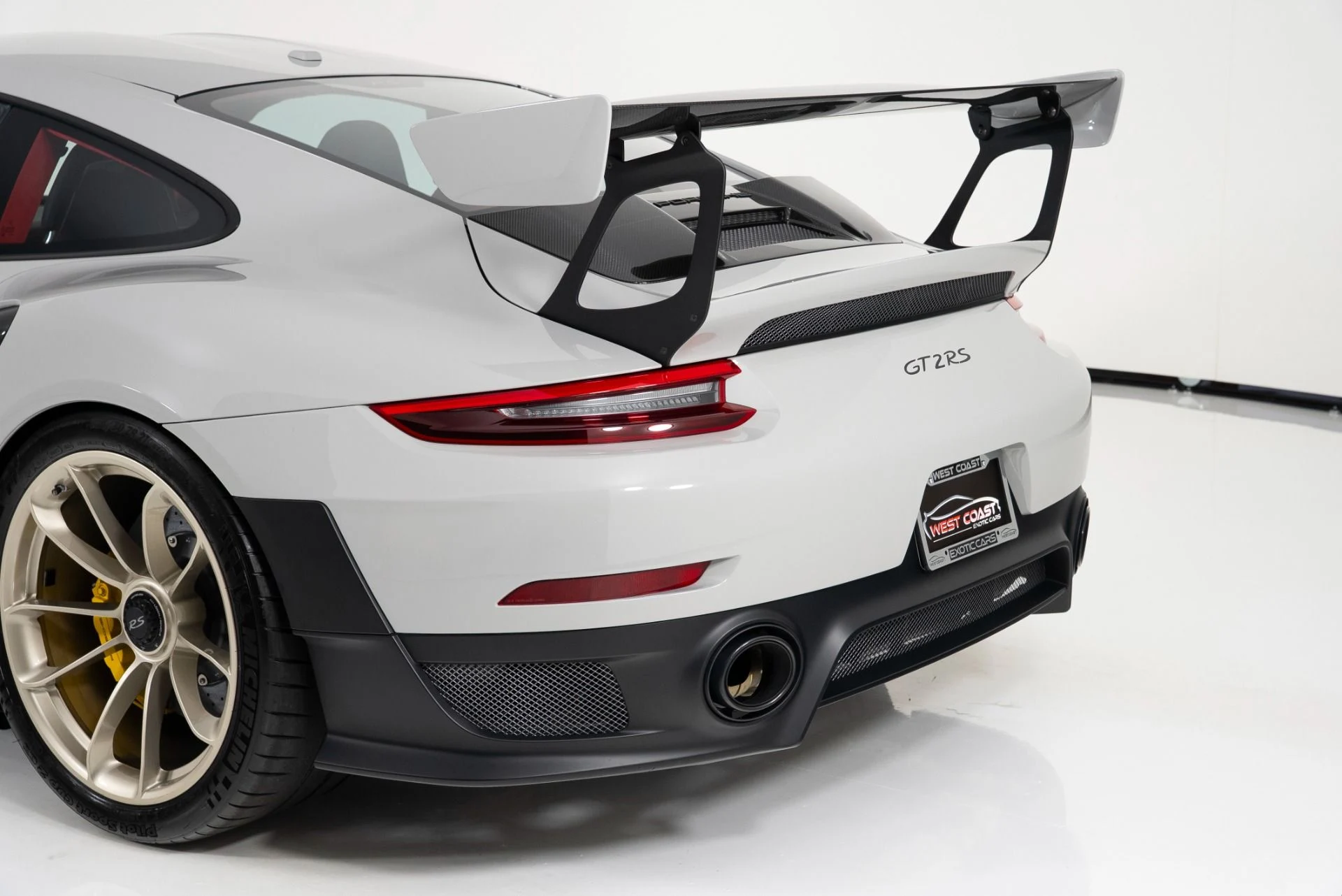 mph045_2470144221_Used_2018_Porsche_911_GT_2_RS_1756256413_3eab0fb5ef