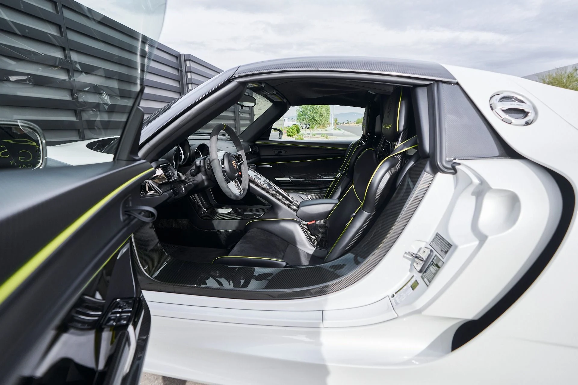 mph045_2486970377_Used_2015_Porsche_918_Spyder_w_Weissach_Package_1764874366_d1a0a3381f