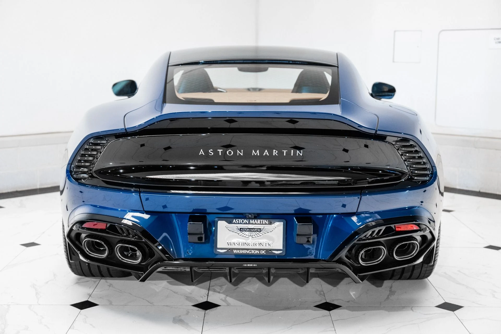 mph045_24940576_Used_2025_Aston_Martin_Vanquish_1751745767_2c66360178