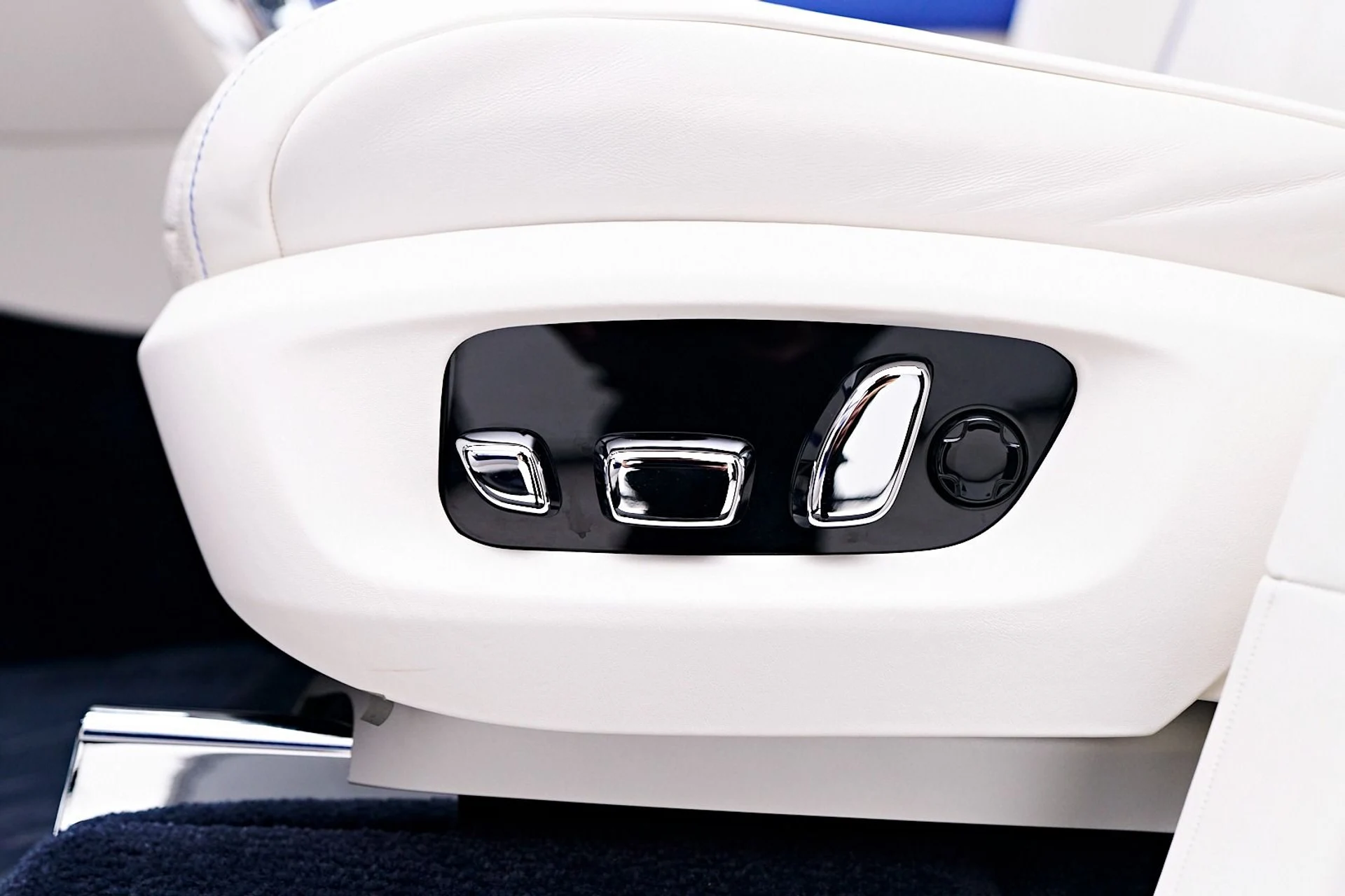 mph045_2530322426_Used_2023_Rolls_Royce_Cullinan_Base_1745954360_f76361d885