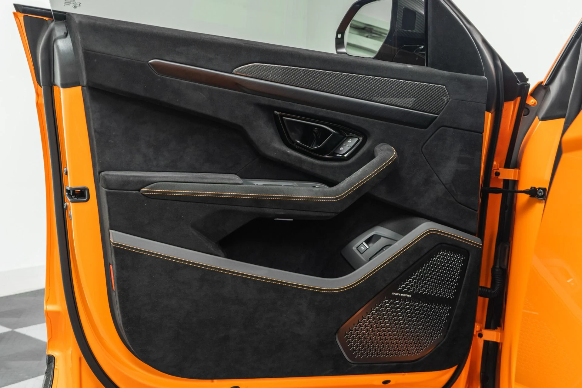mph045_2612717988_Used_2024_Lamborghini_Urus_Performante_1779475320_02faf825c4