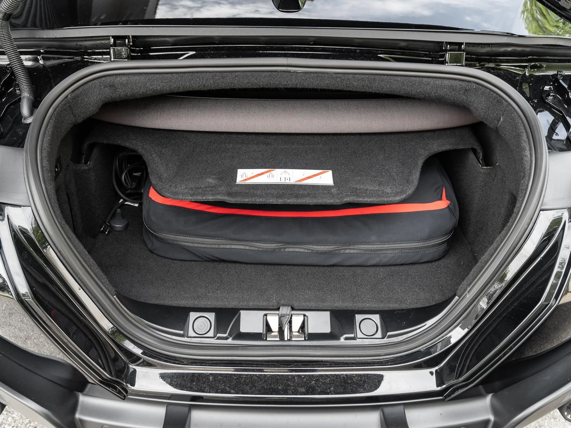 mph045_2631009130_Used_2025_Ferrari_Roma_Spider_1759774259_9e2fdd90d0