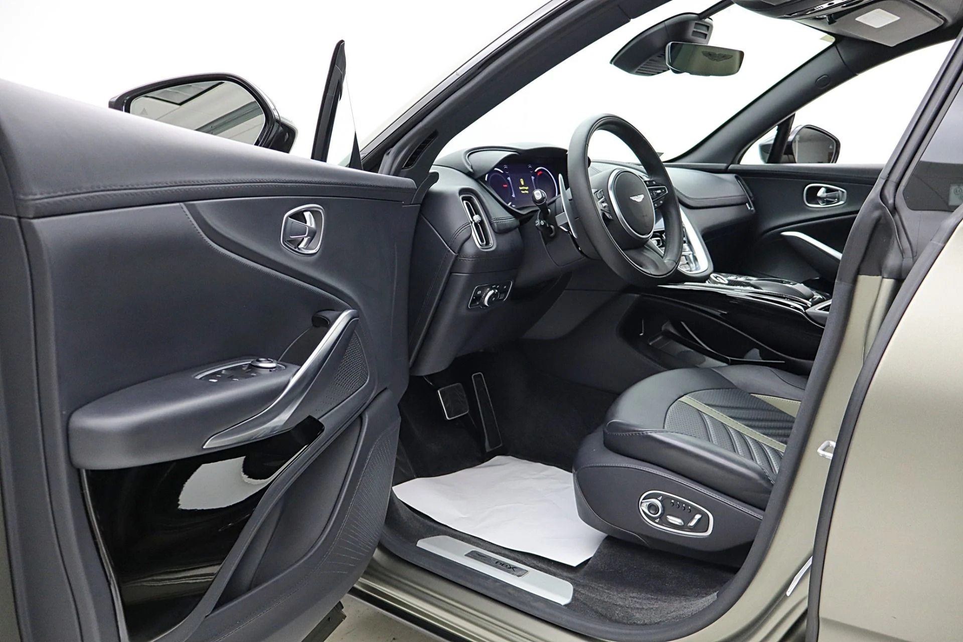 mph045_2651468312_Used_2023_Aston_Martin_DBX_707_671151d375