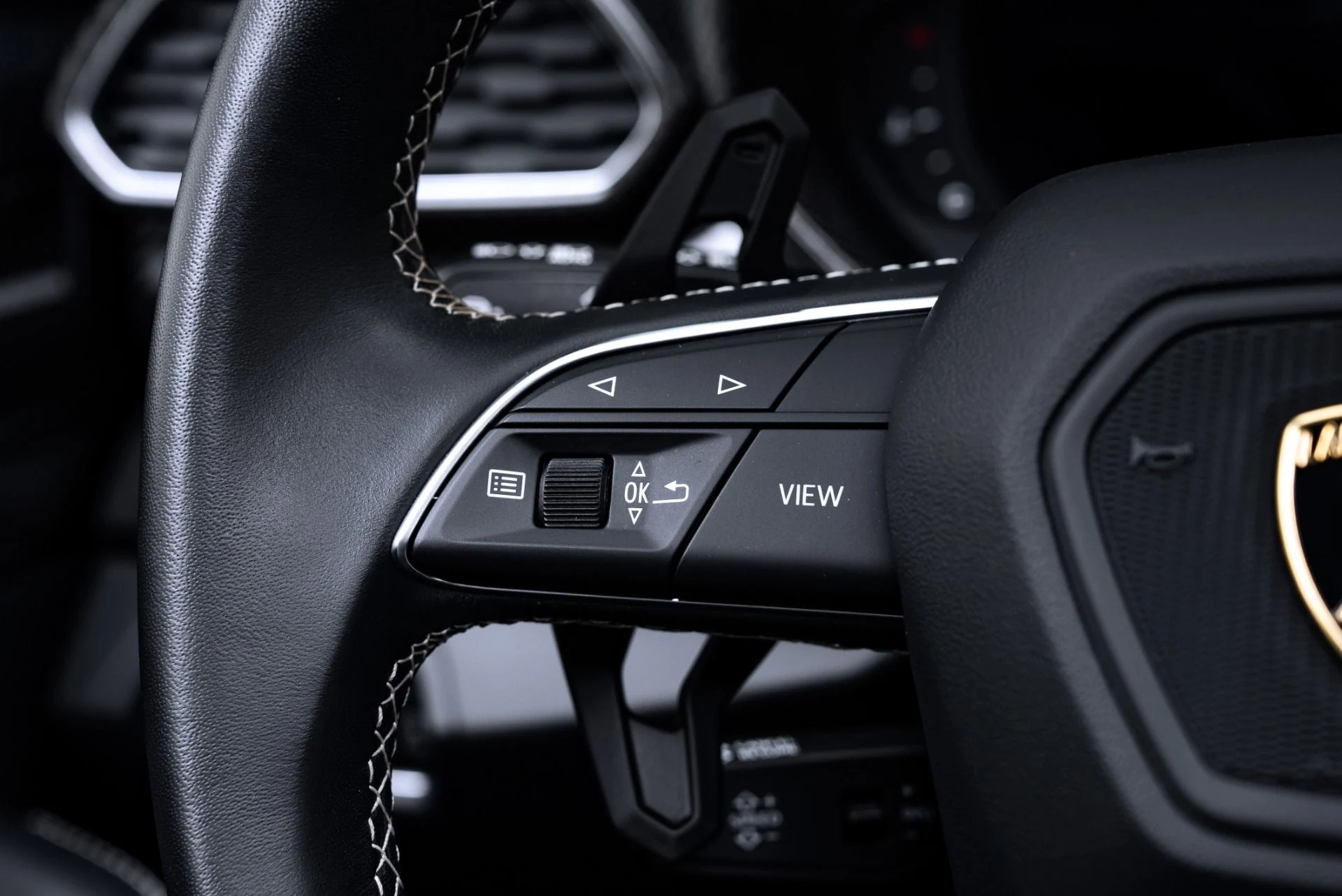 mph045_2682059227_Used_2023_Lamborghini_Urus_S_1776203750_7fd9aecb22